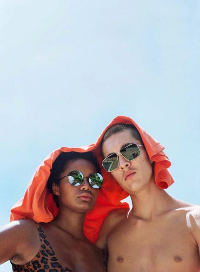 mannequin homme et femme portent lunettes de soleil Mykita ronde mode et pilote rétro mode  