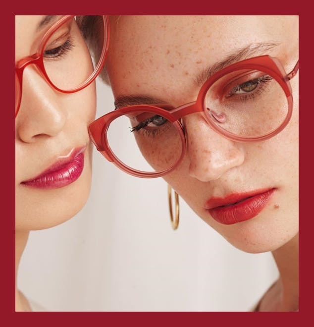 2 mannequins portent lunette de vue Caroline Abram Dear acétate rouge et rose papillon glamour mode  