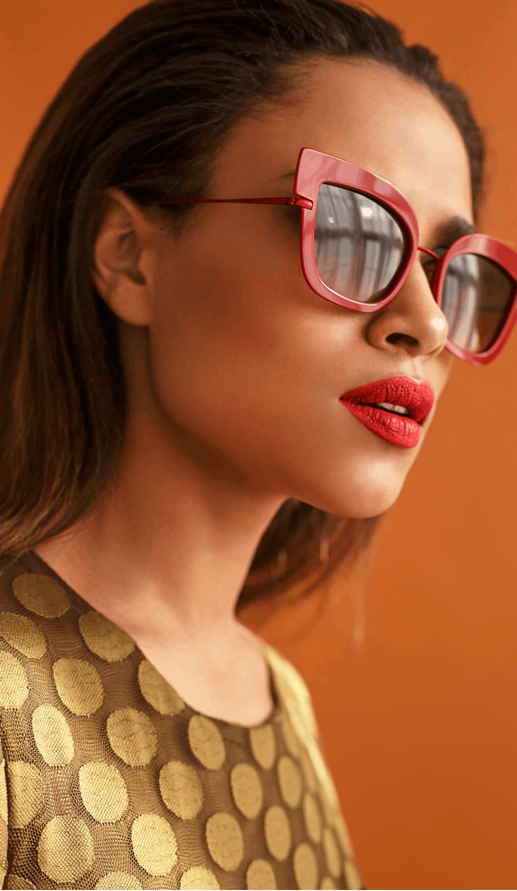 mannequin femme porte lunette de soleil Carolina Abram Widana acétate et métal papillon rouge  