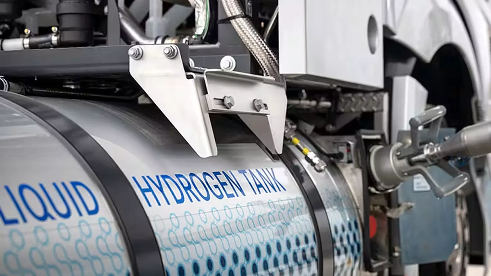 Liquid hydrogen tank with refueling nozzle connected to a heavy-duty truck