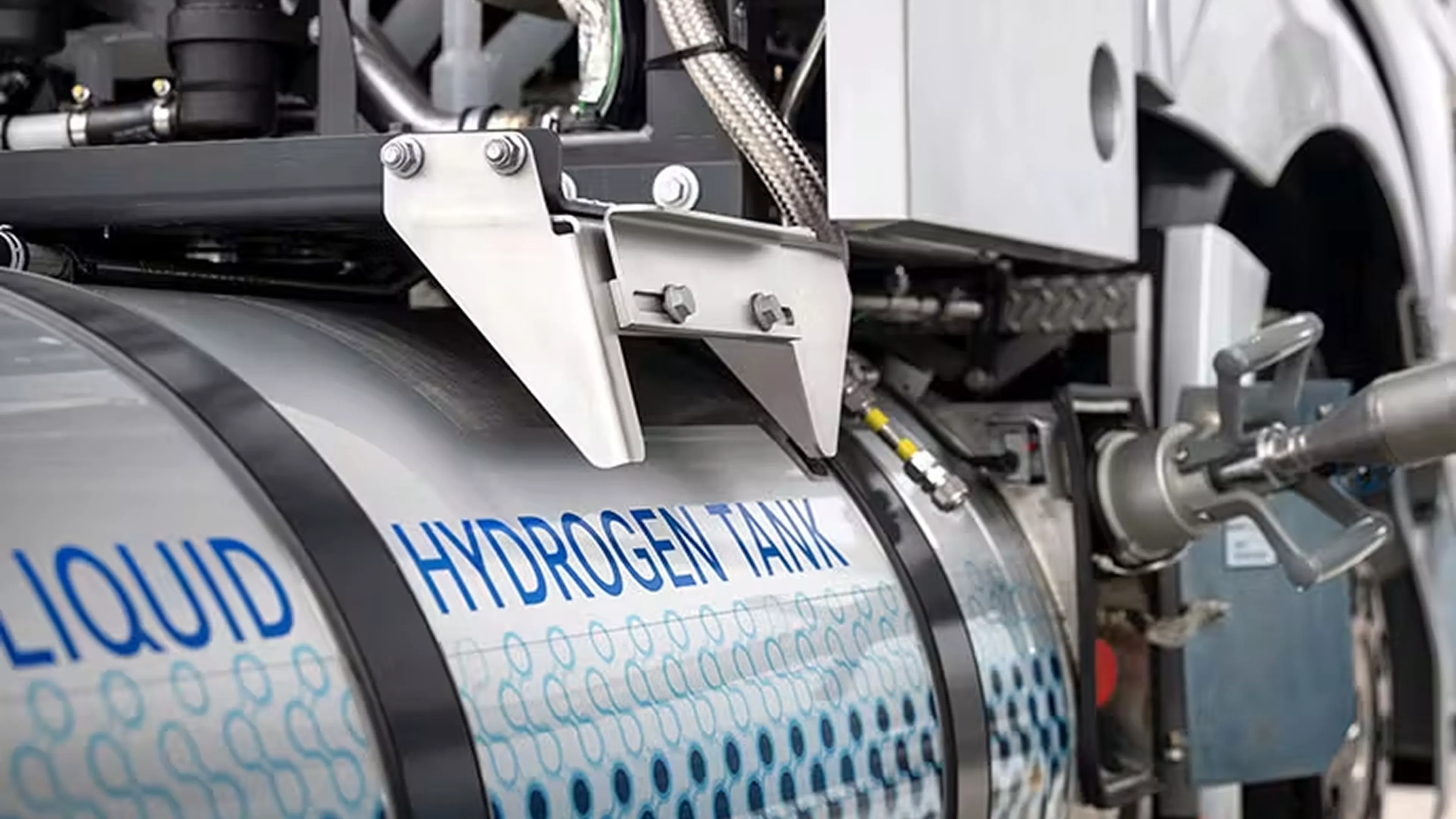 Liquid hydrogen tank with refueling nozzle connected to a heavy-duty truck