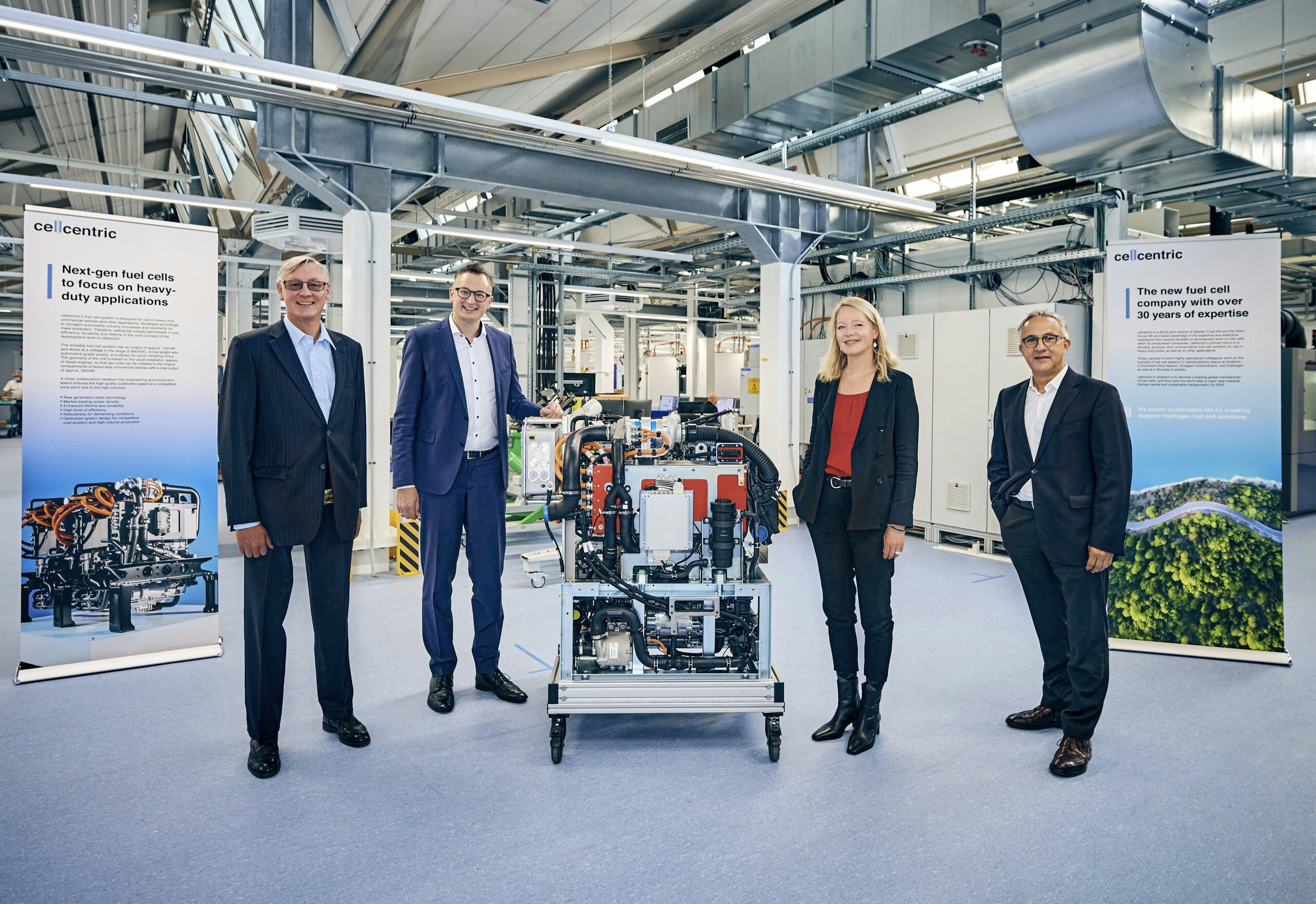 Abbildung zeigt den Besuch von Thekla Walker (Ministerin für Umwelt, Klima und Energiewirtschaft) und Herr Andreas Schwarz (Vorsitzender der Landtagsfraktion) bei cellcentric