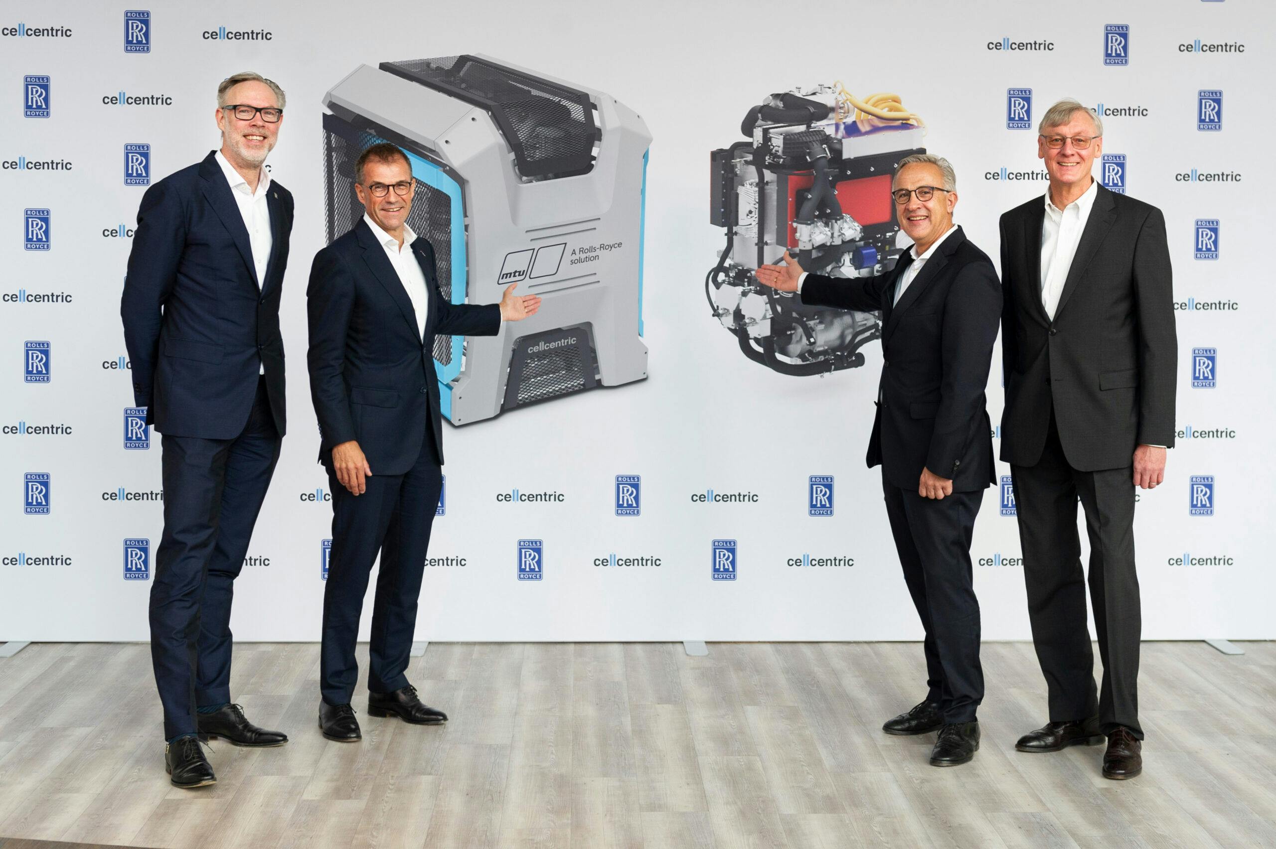 Bild zeigt die Unternehmensleitung vor einem Plakat der der neuesten Brennstoffzellengeneration zur emissionsfreien Energieversorgung mit Brennstoffzellen