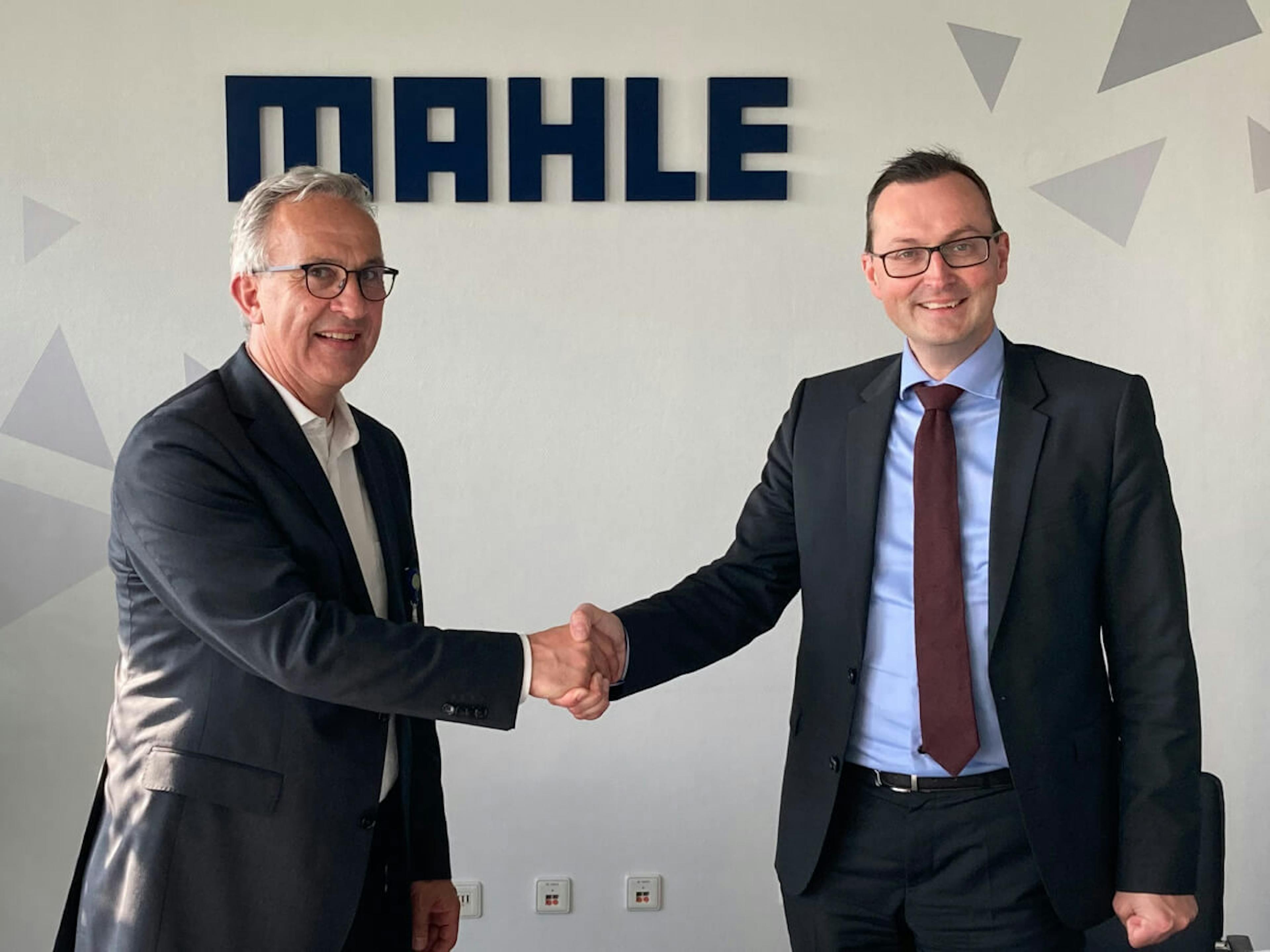 cellcentric CEO Dr. Matthias Jurytko (li.) und MAHLE Vertriebsvorstand Martin Wellhöffer haben eine Absichtserklärung zur Zusammenarbeit im Bereich Brennstoffzellentechnologie für Industrie- und Nutzfahrzeuge-Anwendungen unterzeichnet