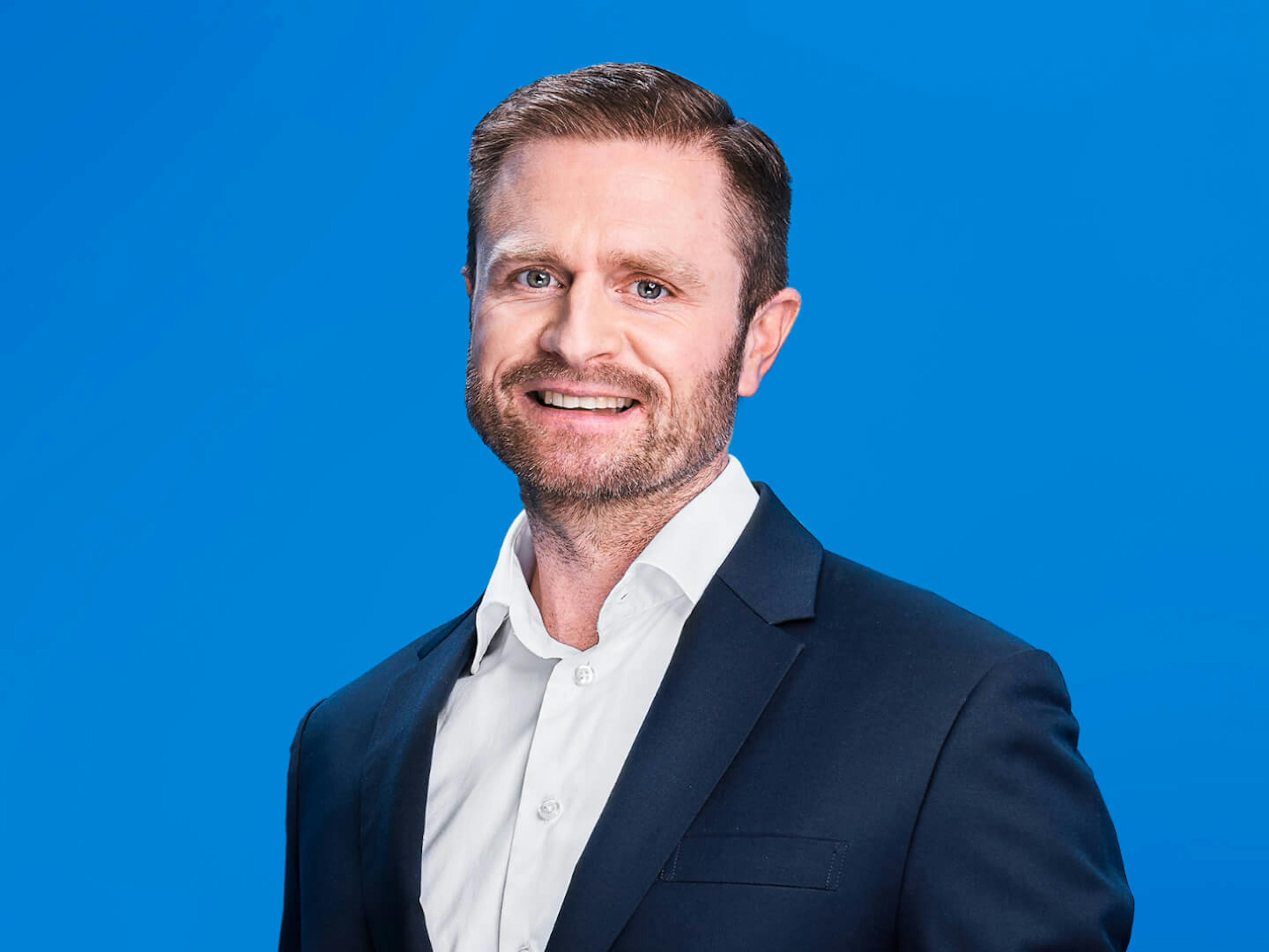 Portrait-Foto von Niklas Ekström, dem CFO der cellcentric GmbH & Co. KG.