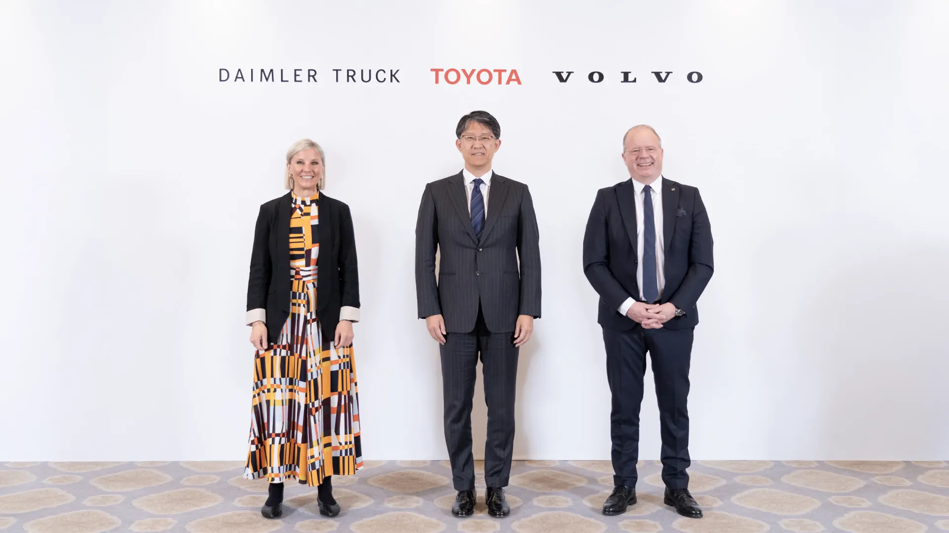 (Von links nach rechts) Karin Rådström, Vorstandsvorsitzende von Daimler Truck, Koji Sato, Präsident der Toyota Motor Corporation, Martin Lundstedt, Präsident und CEO der Volvo Group.