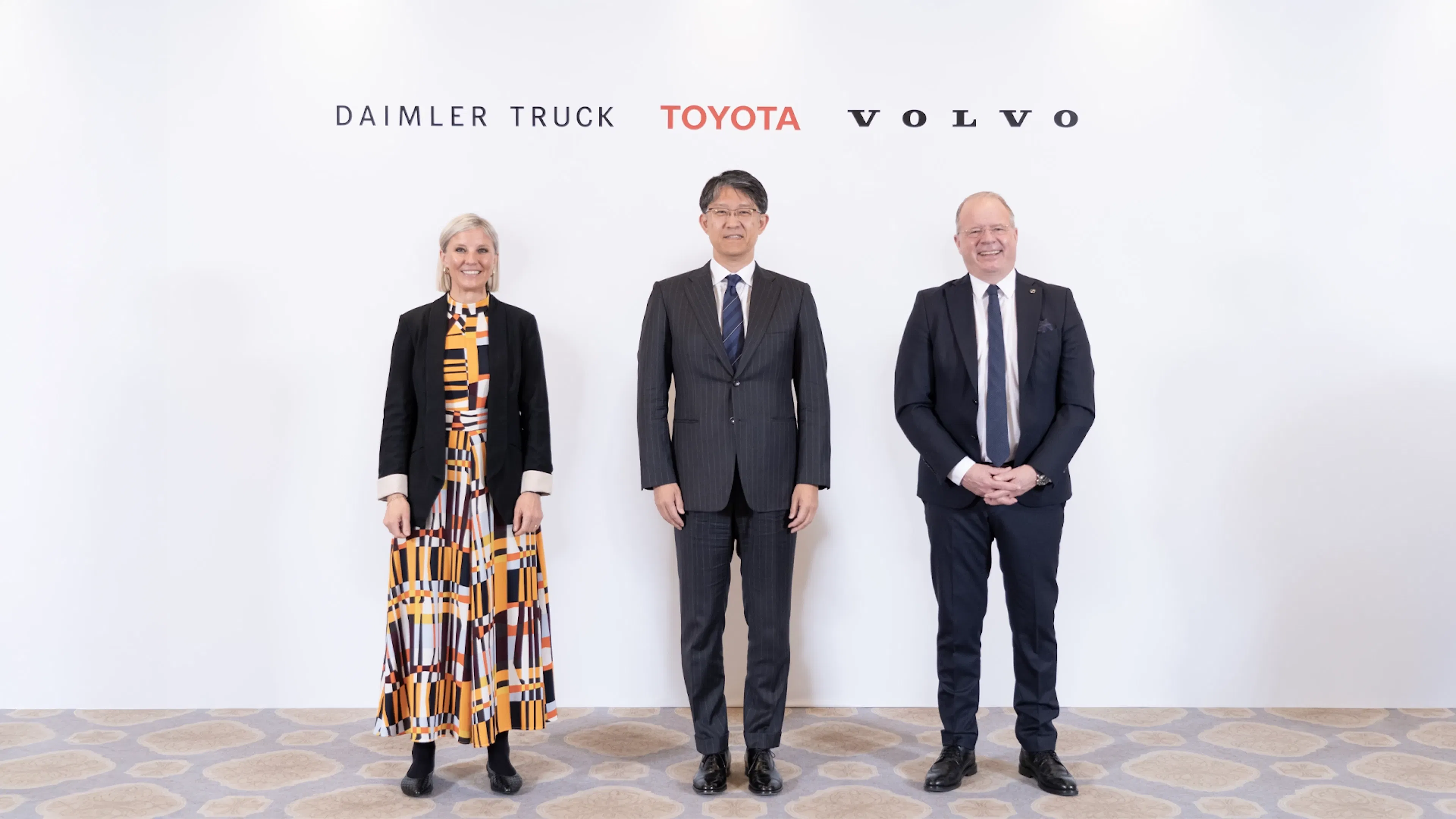 (Von links nach rechts) Karin Rådström, Vorstandsvorsitzende von Daimler Truck, Koji Sato, Präsident der Toyota Motor Corporation, Martin Lundstedt, Präsident und CEO der Volvo Group.
