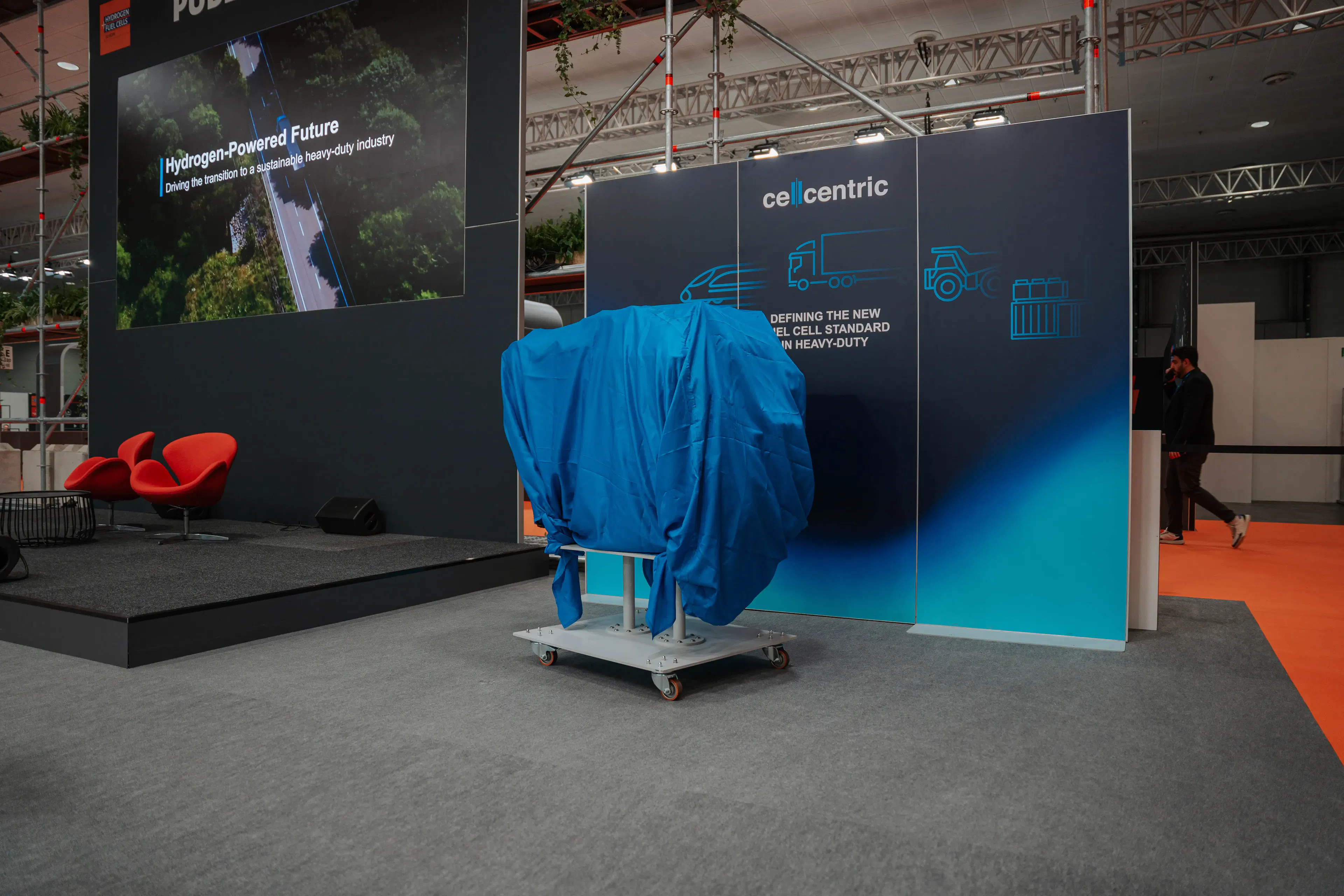 Verhüllte Brennstoffzelle auf Rollwagen vor cellcentric Messestand