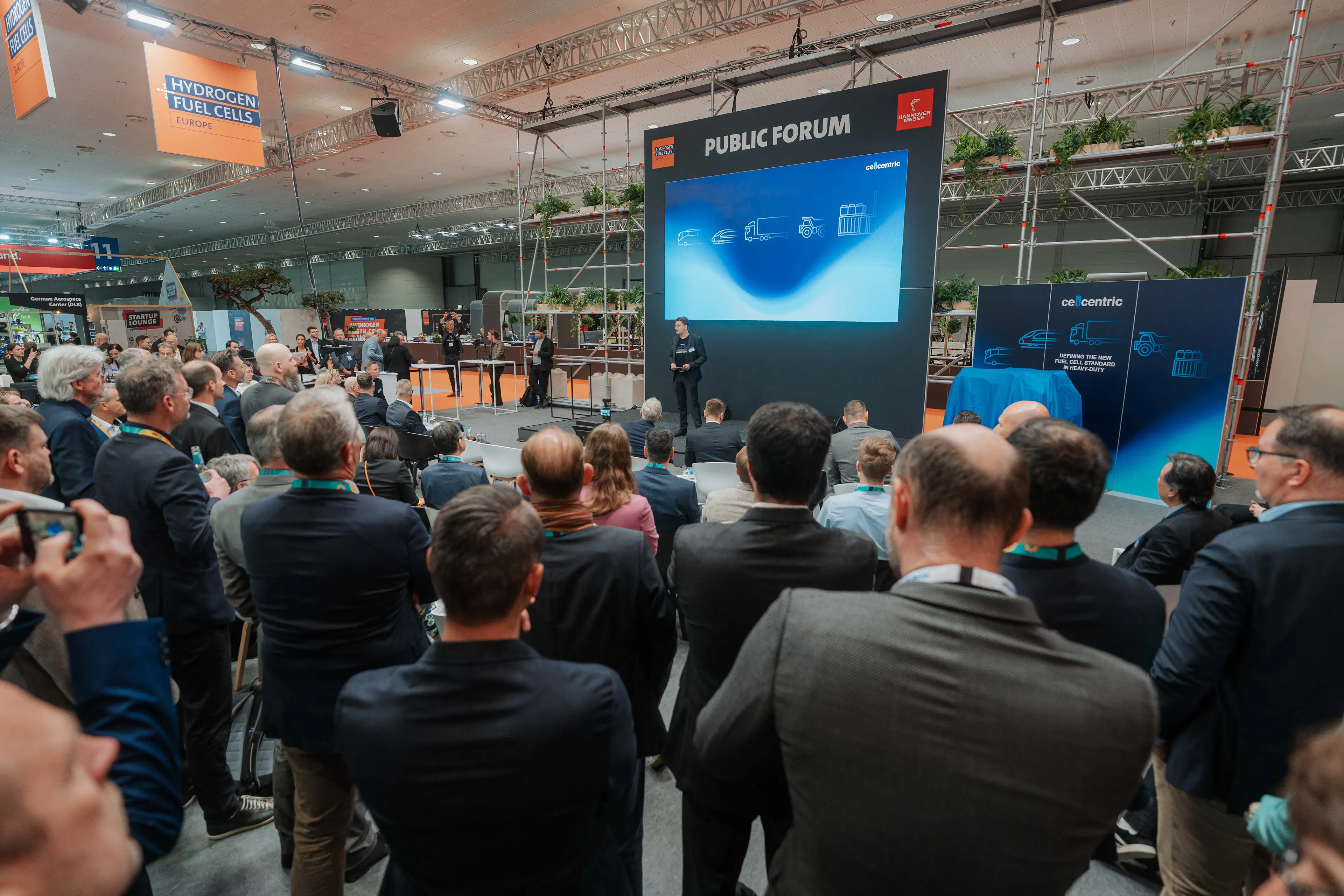 Zuschauer beobachten Präsentation zum Thema Wasserstoff-Brennstoffzellen