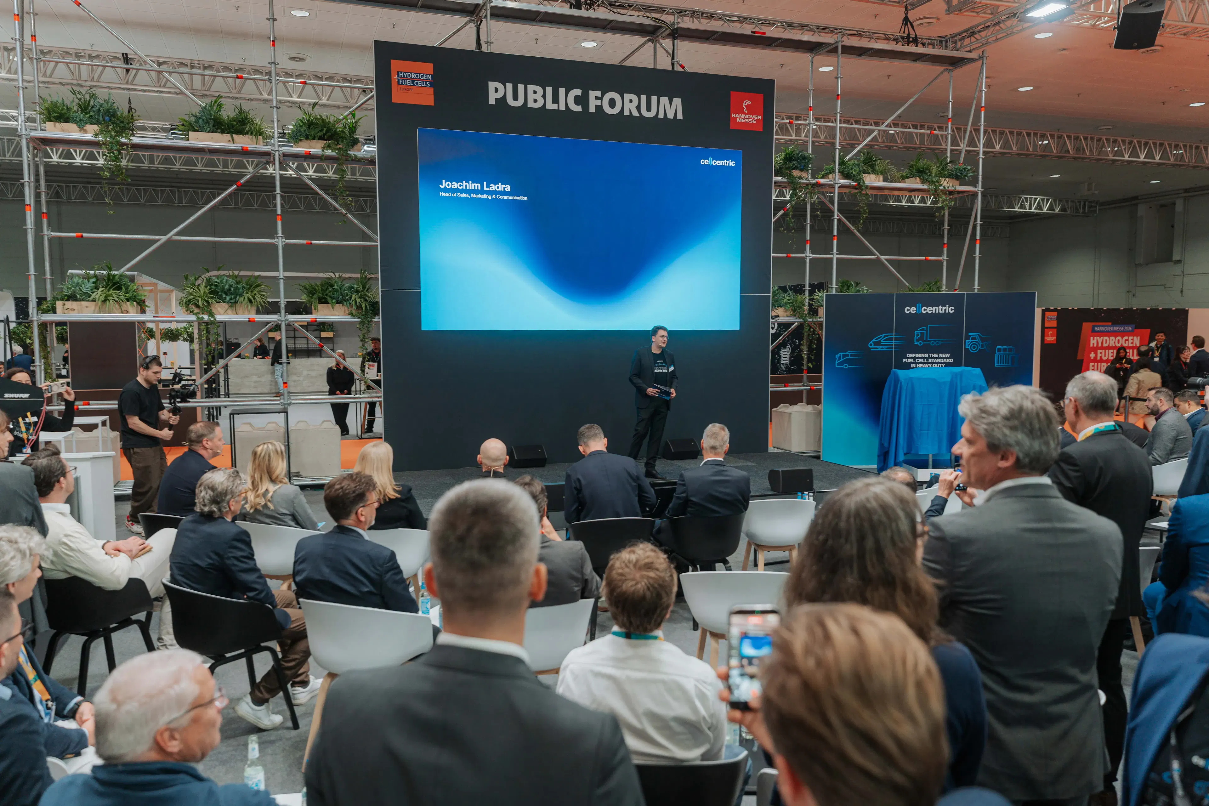 Joachim Ladra spricht im Public Forum vor Publikum über Wasserstoff-Zukunft