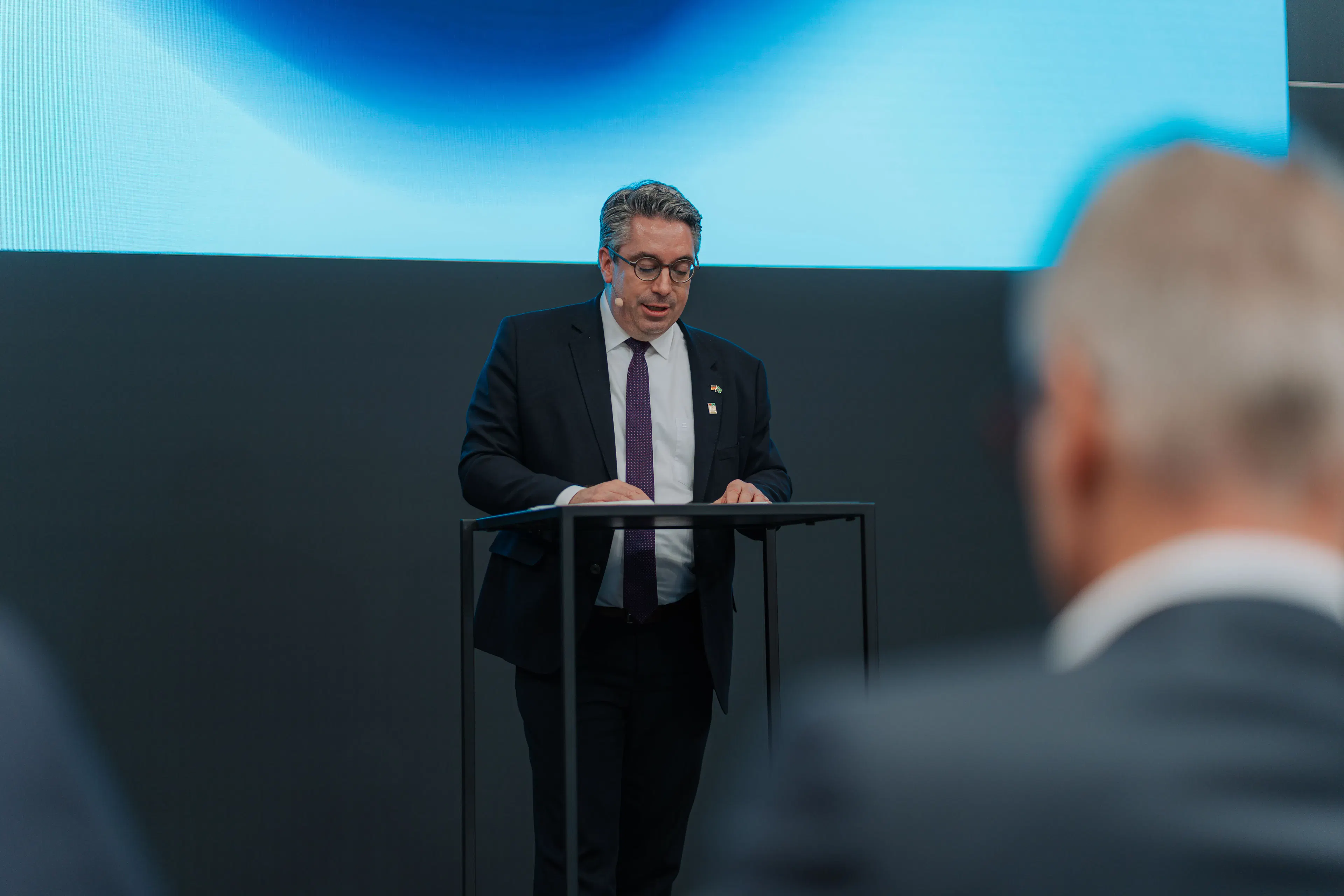 Redner am Pult während einer Fachpräsentation auf der Hannover Messe