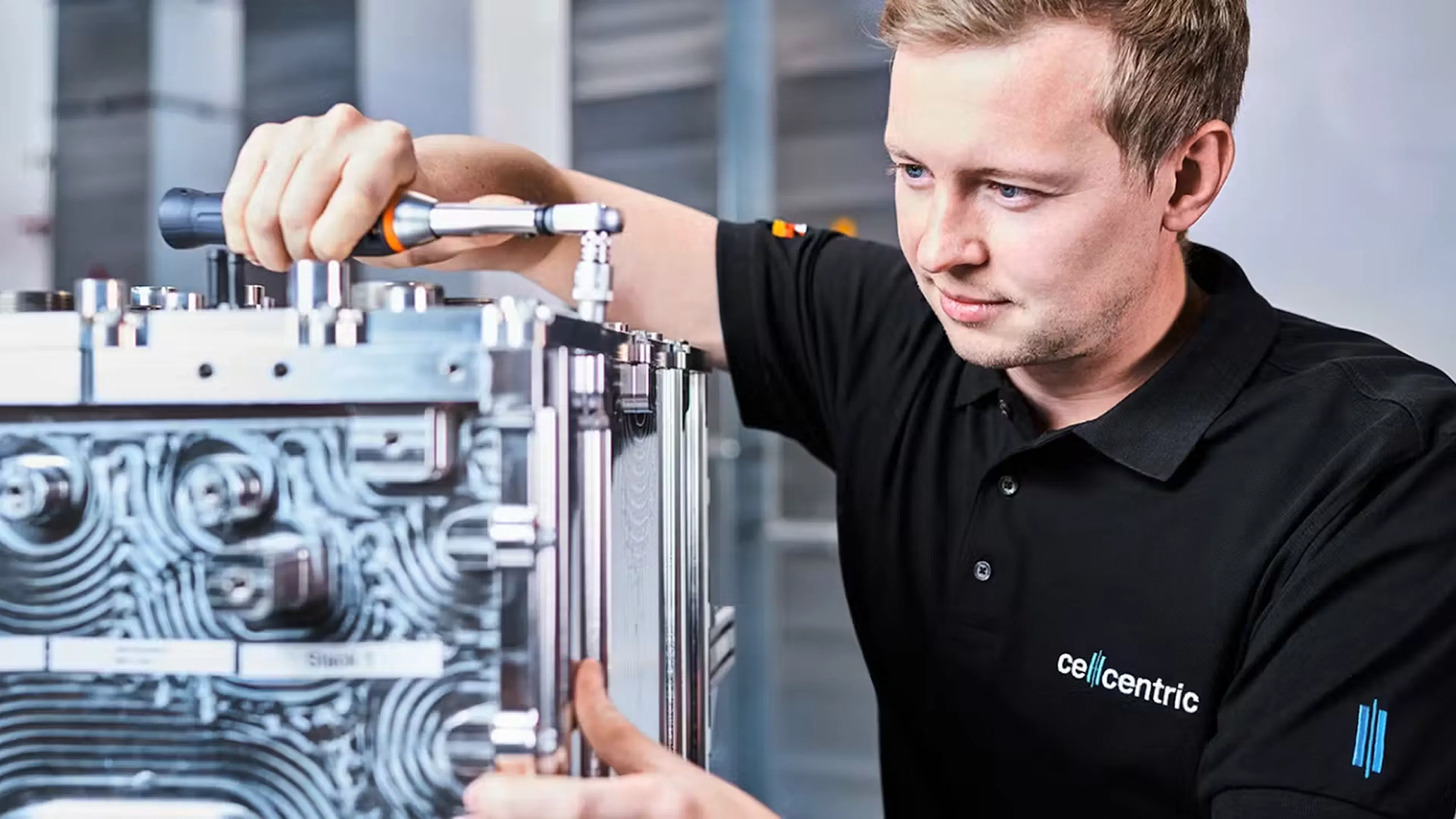 Techniker bei der Montage eines Cellcentric-Brennstoffzellenstapels mit einem Präzisions-Drehmomentschlüssel