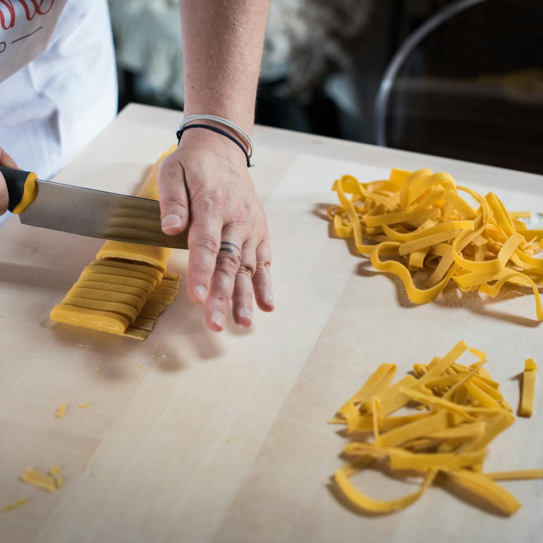Preparazione delle tagliatelle su tagliere