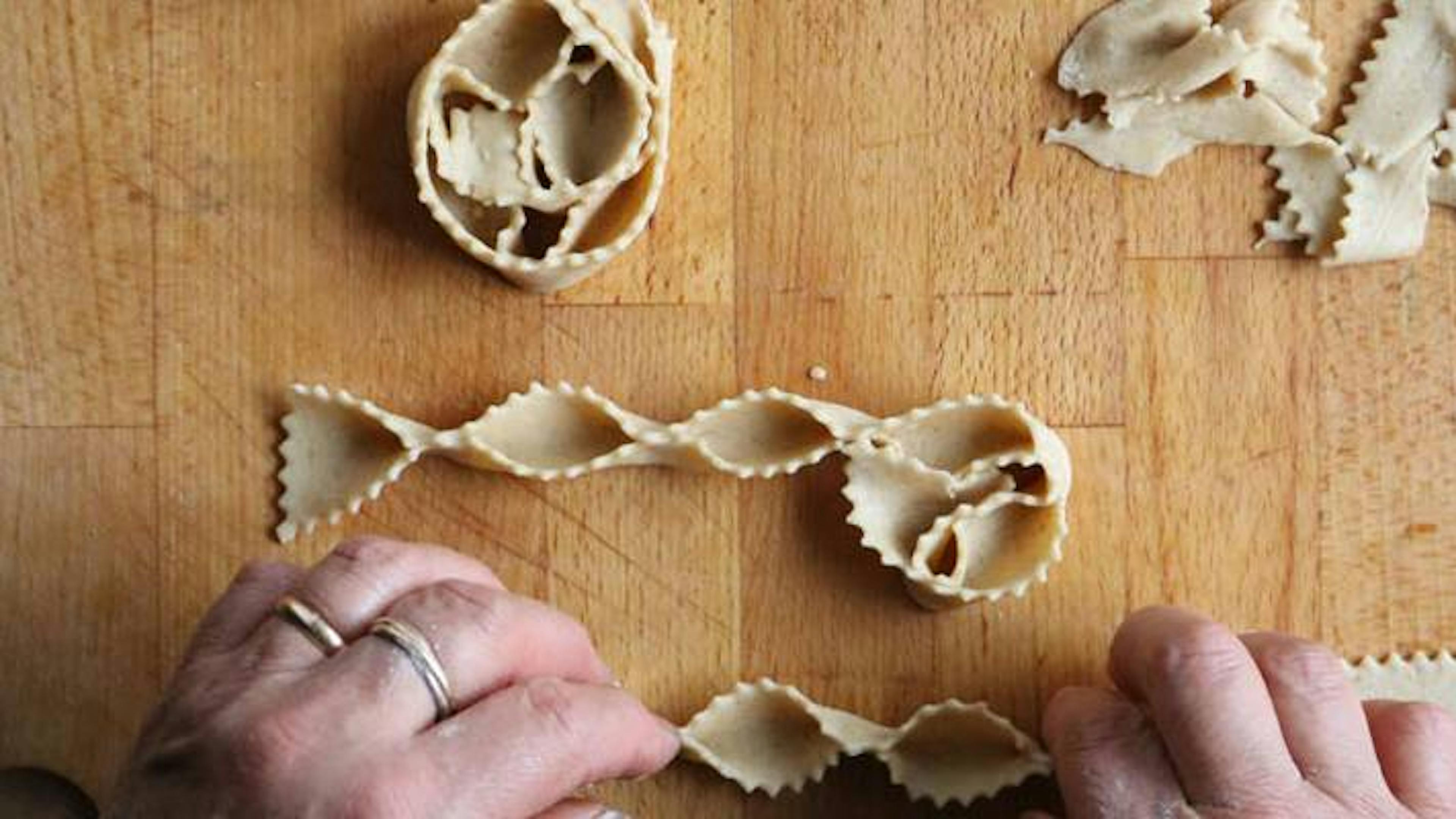 Cesarina making Cartellate