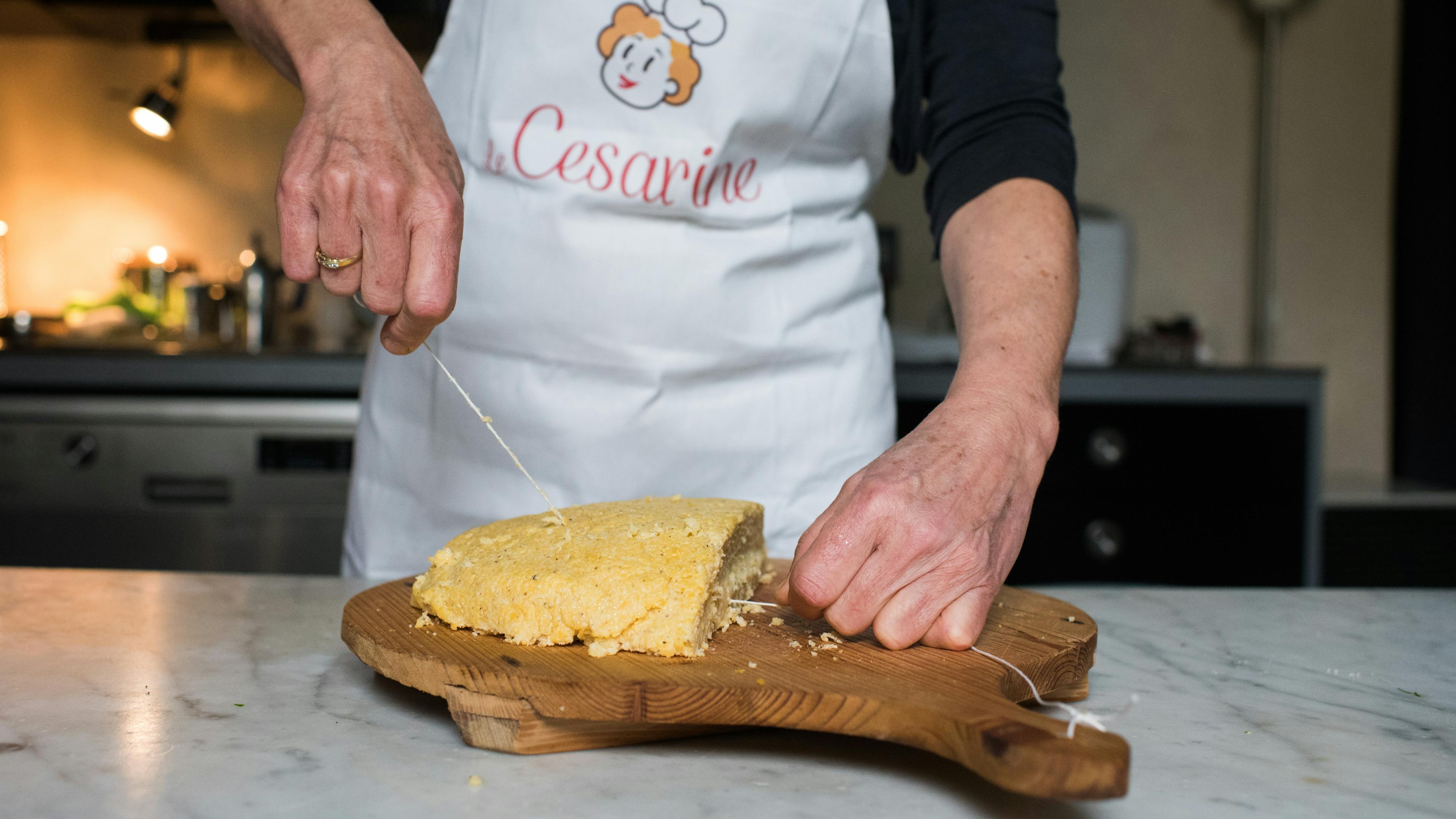 Cesarina cuts polenta on the cutting board