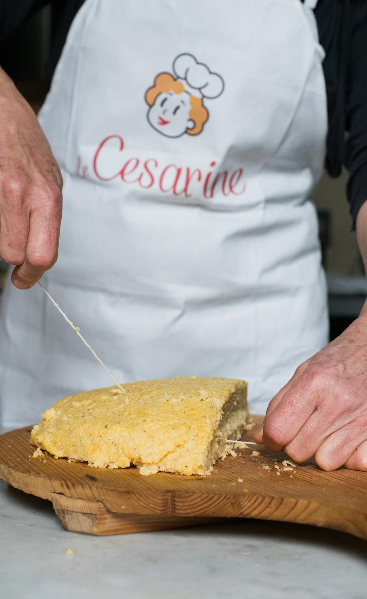 Cesarina taglia polenta su tagliere