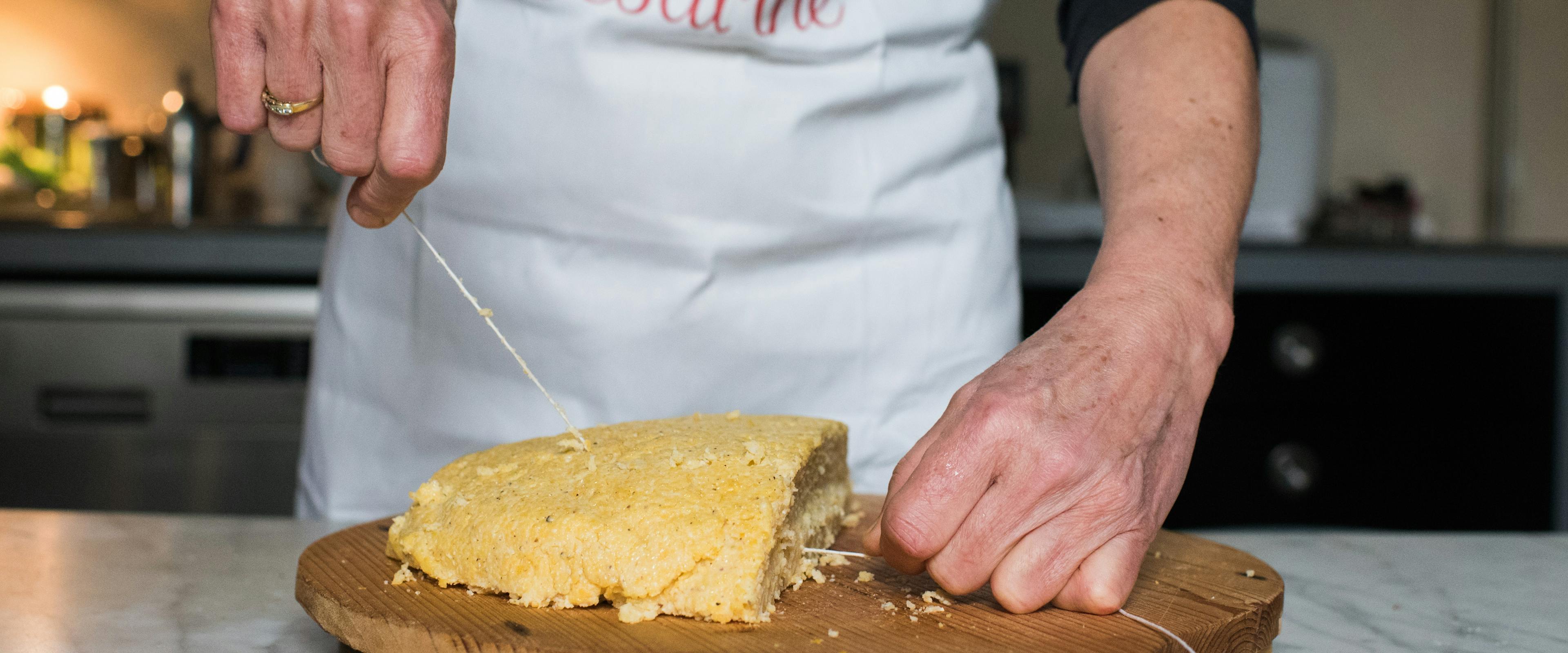 Cesarina taglia polenta su tagliere