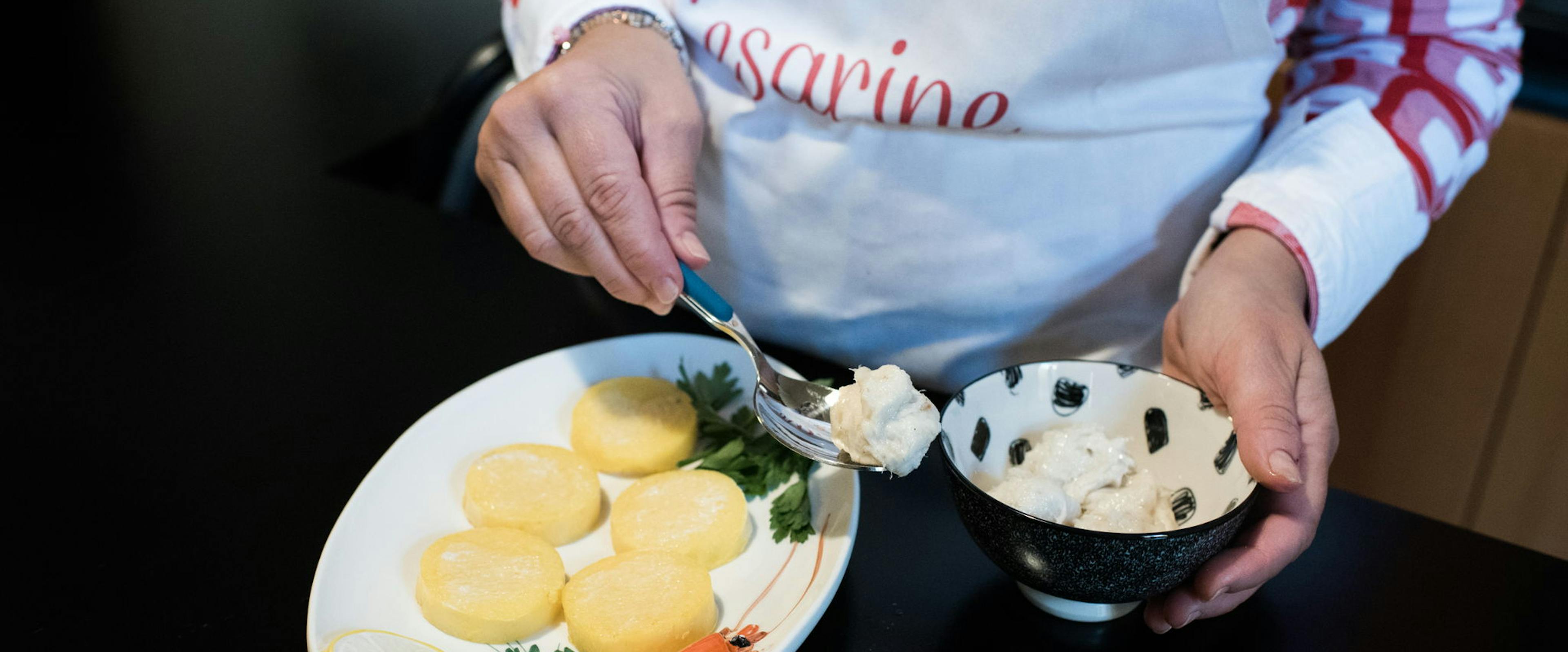 Cesarina prepara piatto con polenta