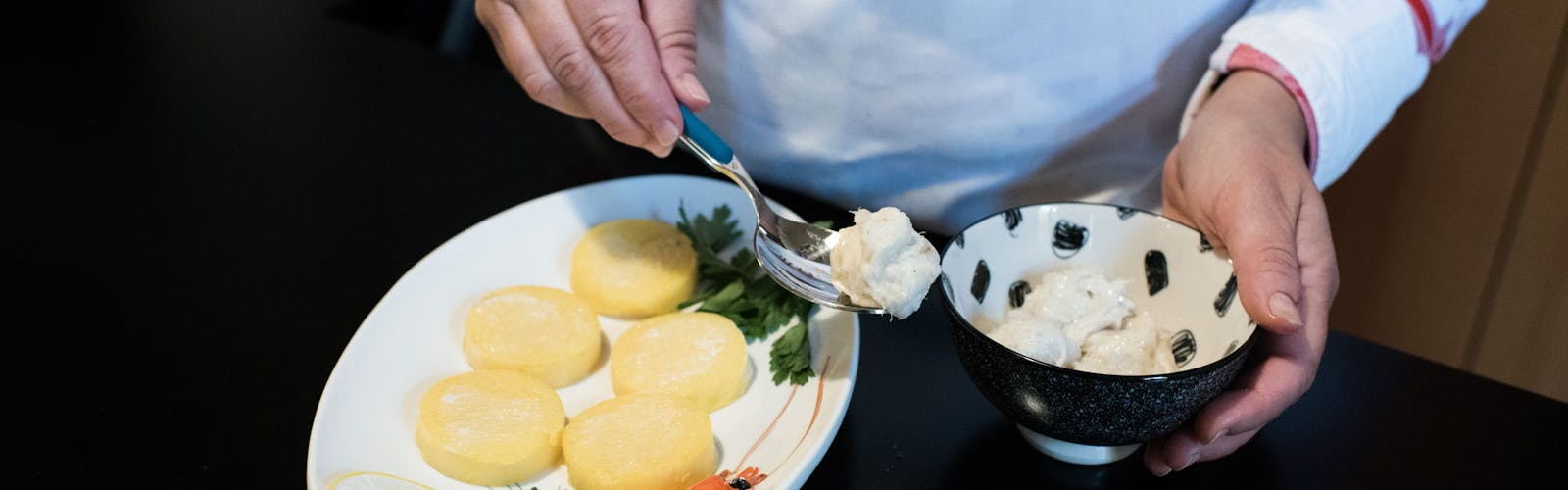 Cesarina preparing a plate with polenta