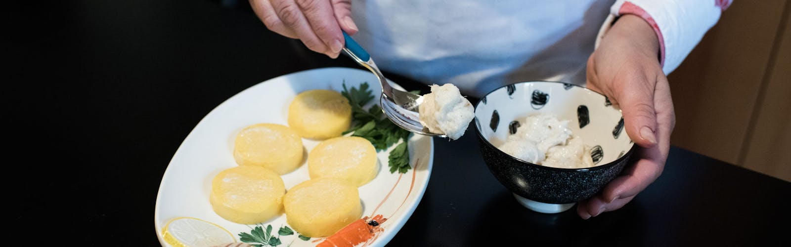 Cesarina prepara piatto con polenta