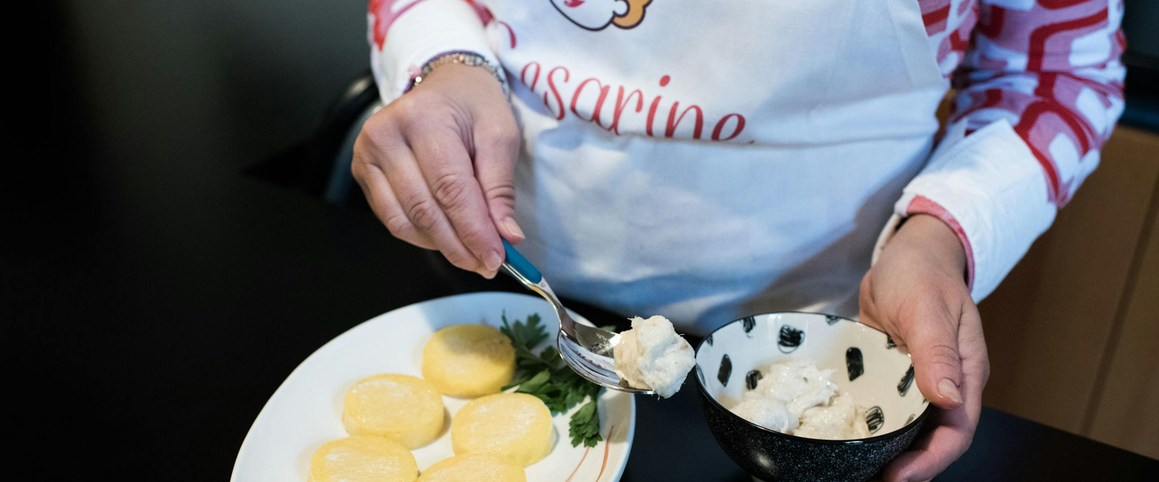 Cesarina prepara piatto con polenta