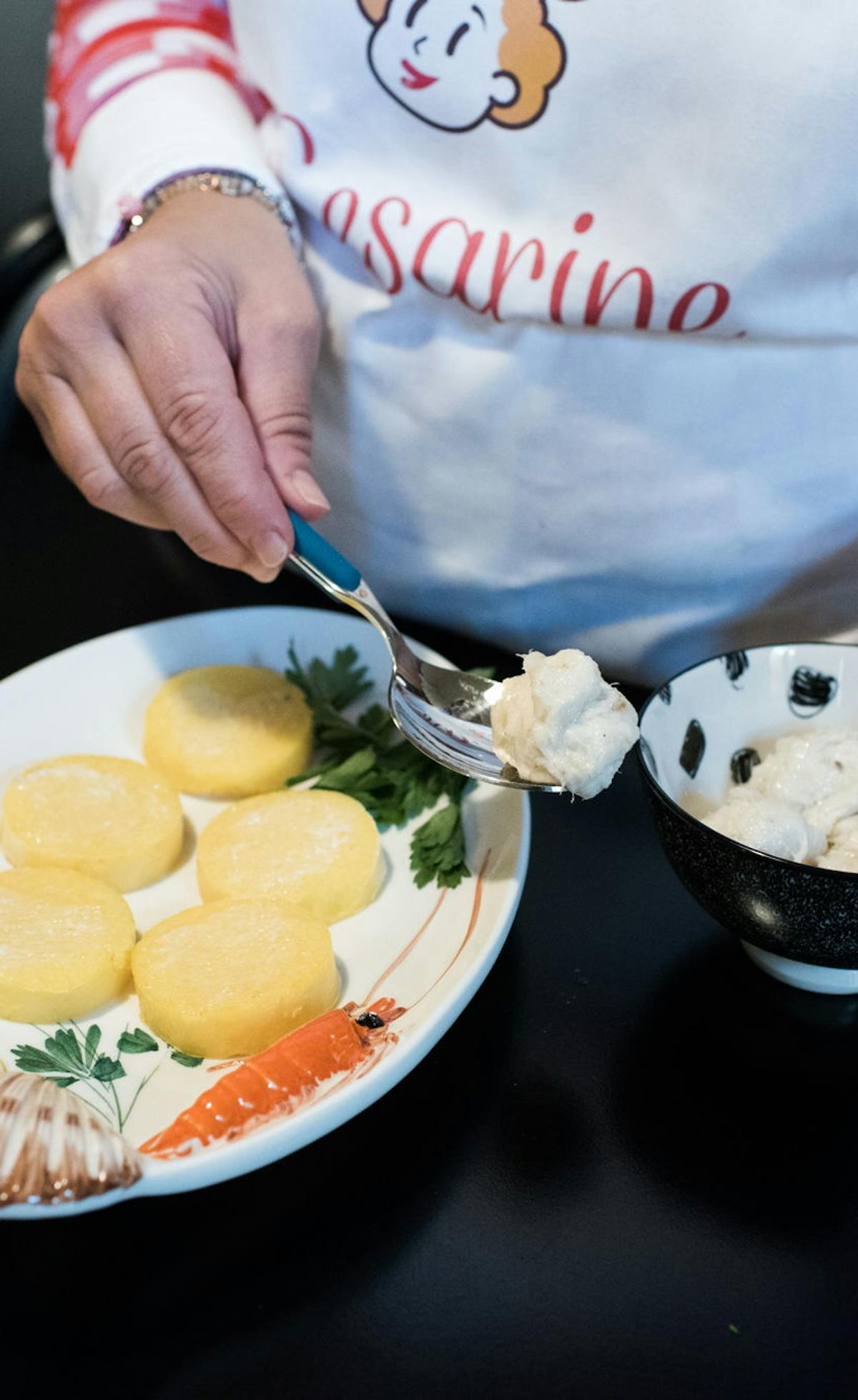 Cesarina prepara piatto con polenta