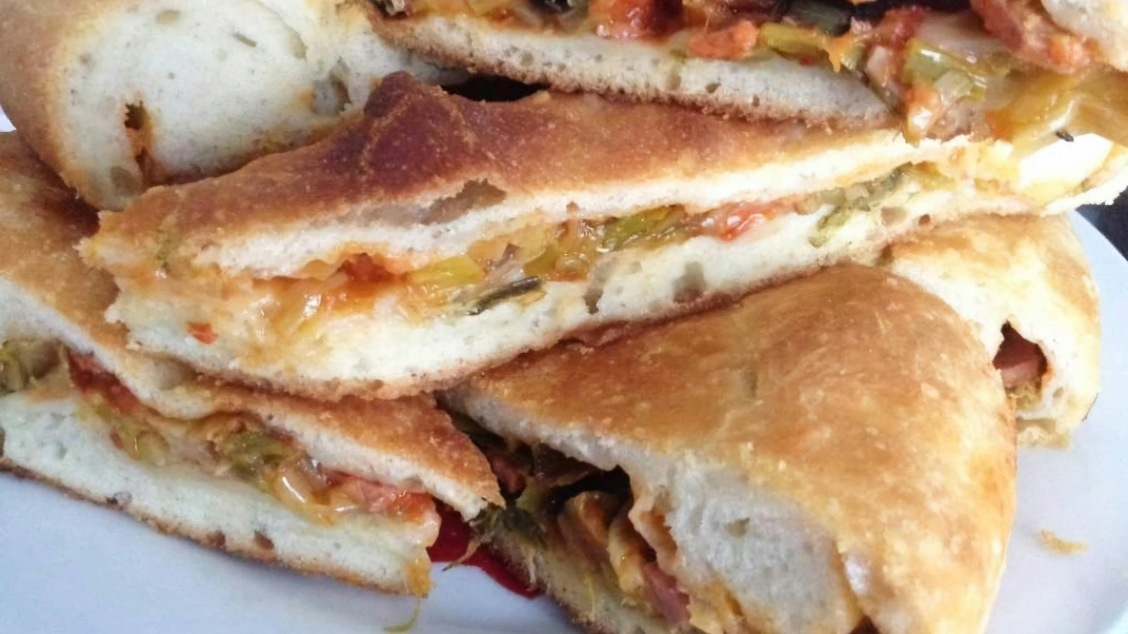 Calzone with sponsali (stuffed pizza with young onions)