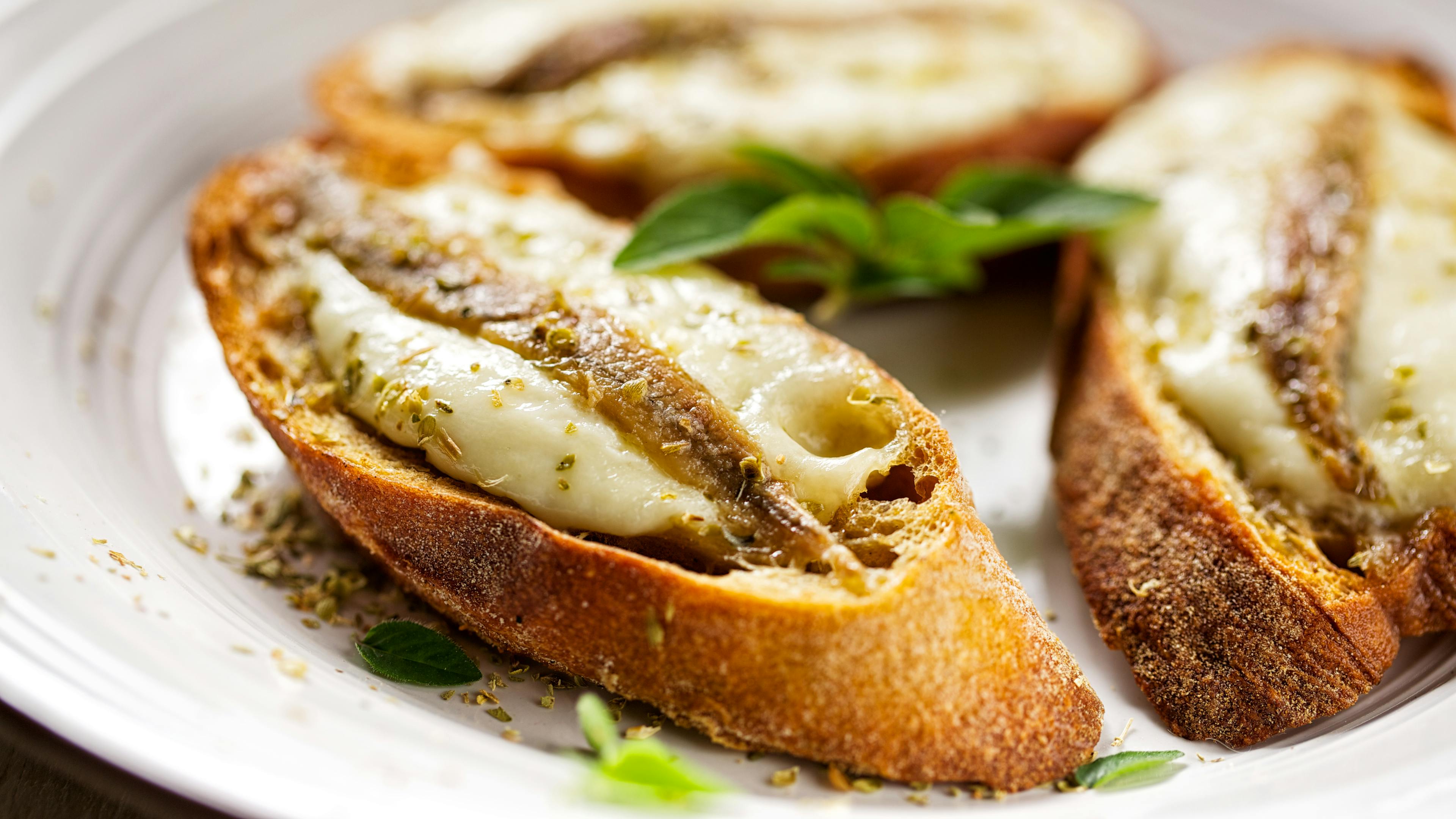 cicchetti con alici e baccalà