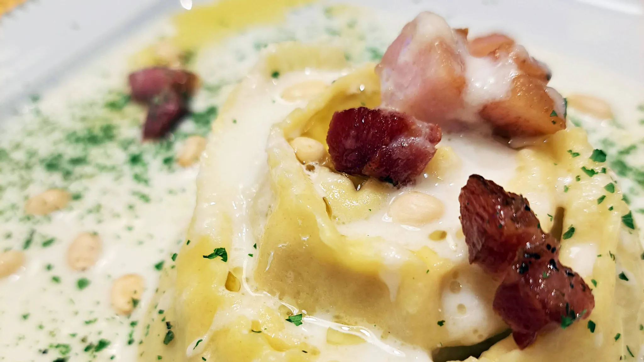 Pappardella con ricotta, cipolle caramellate e guanciale croccante