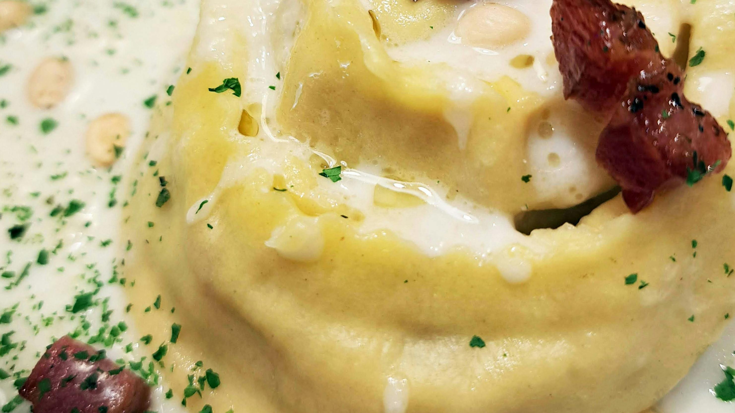 Pappardella con ricotta, cipolle caramellate e guanciale croccante