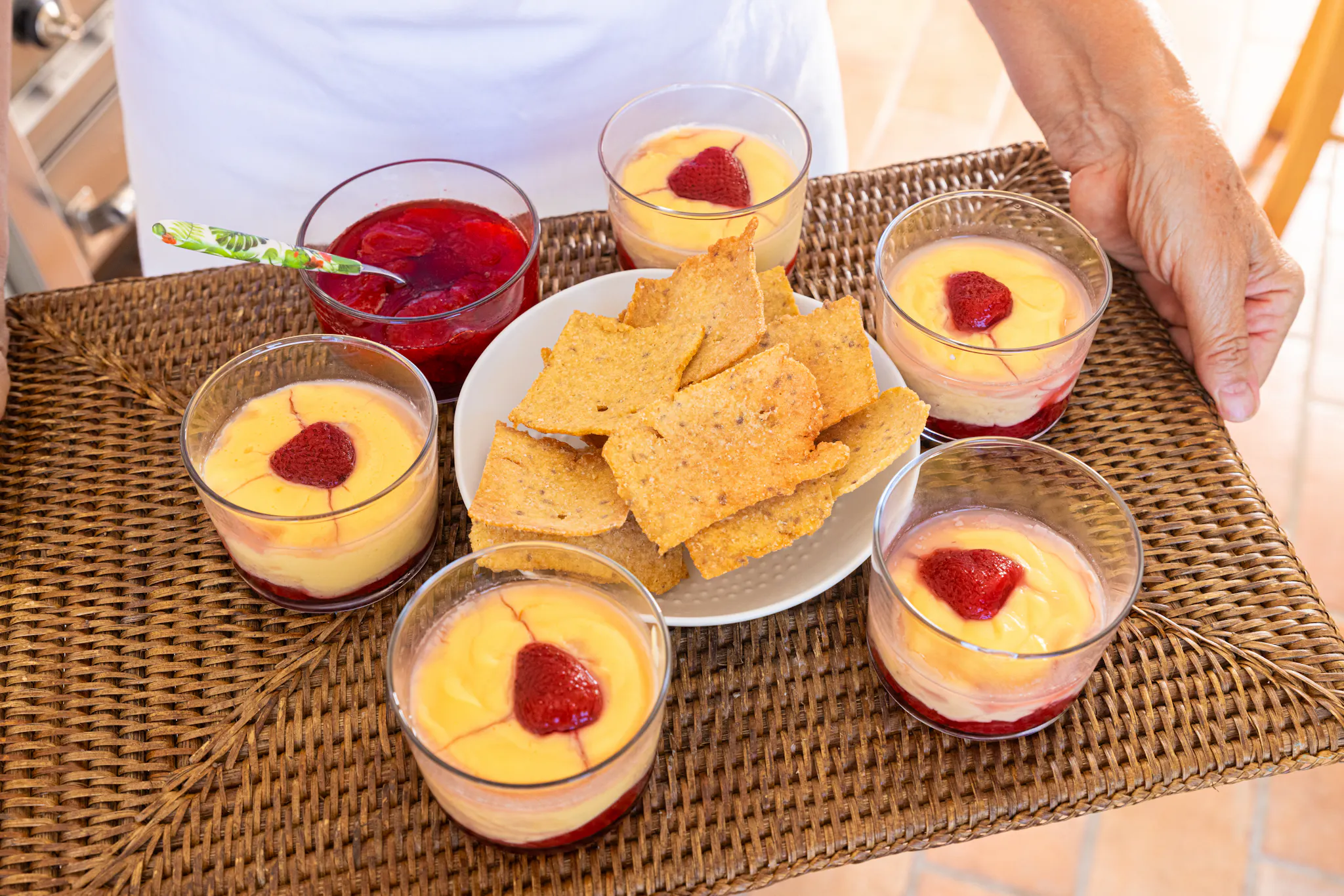 Scroccadenti della Cesarina Silvana serviti con crema pasticcera e composta di fragole