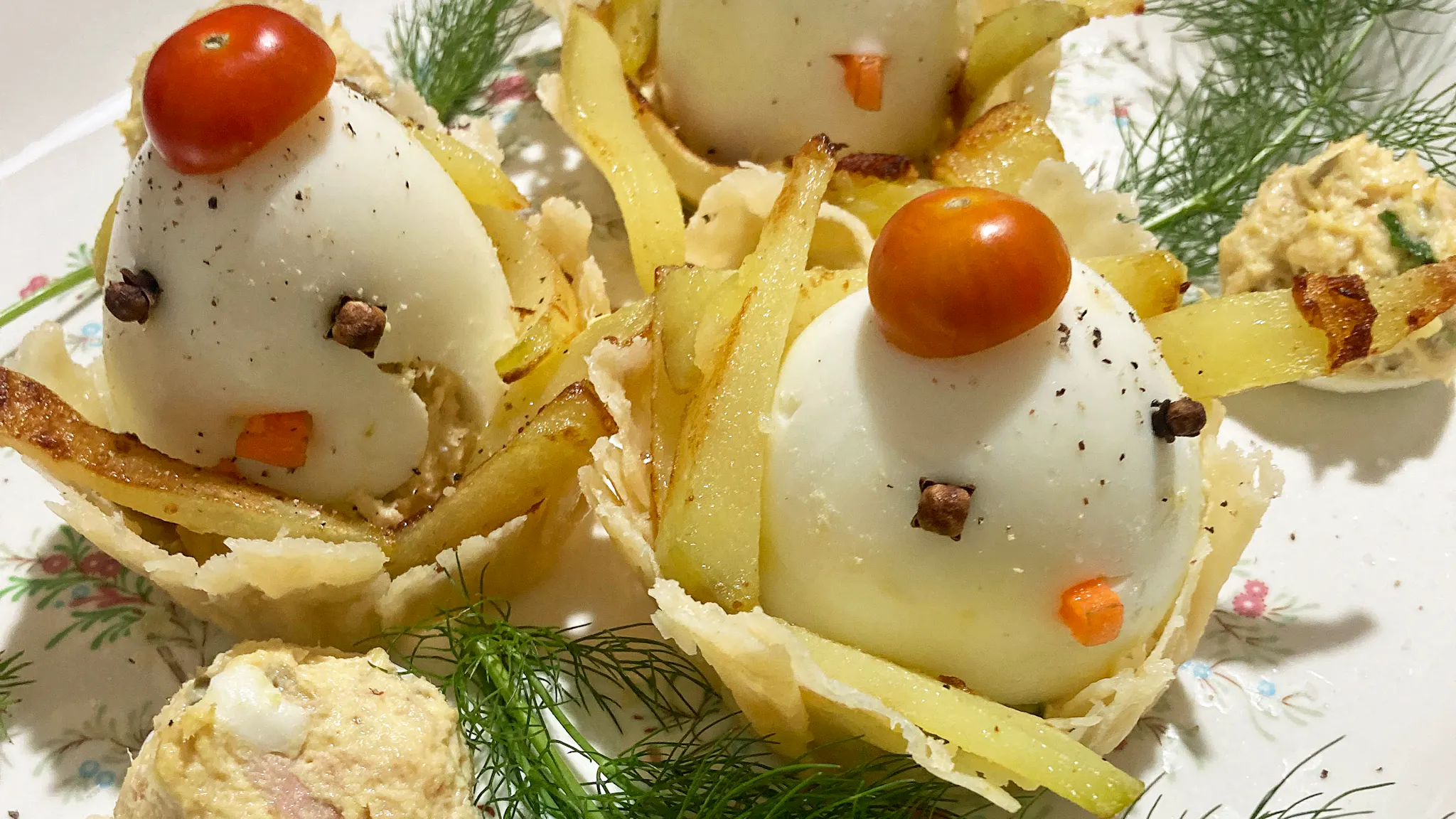 Uova pasquali ripiene su cestino di parmigiano