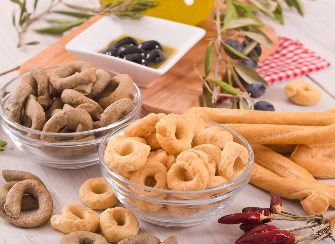 Taralli with olives and pepper