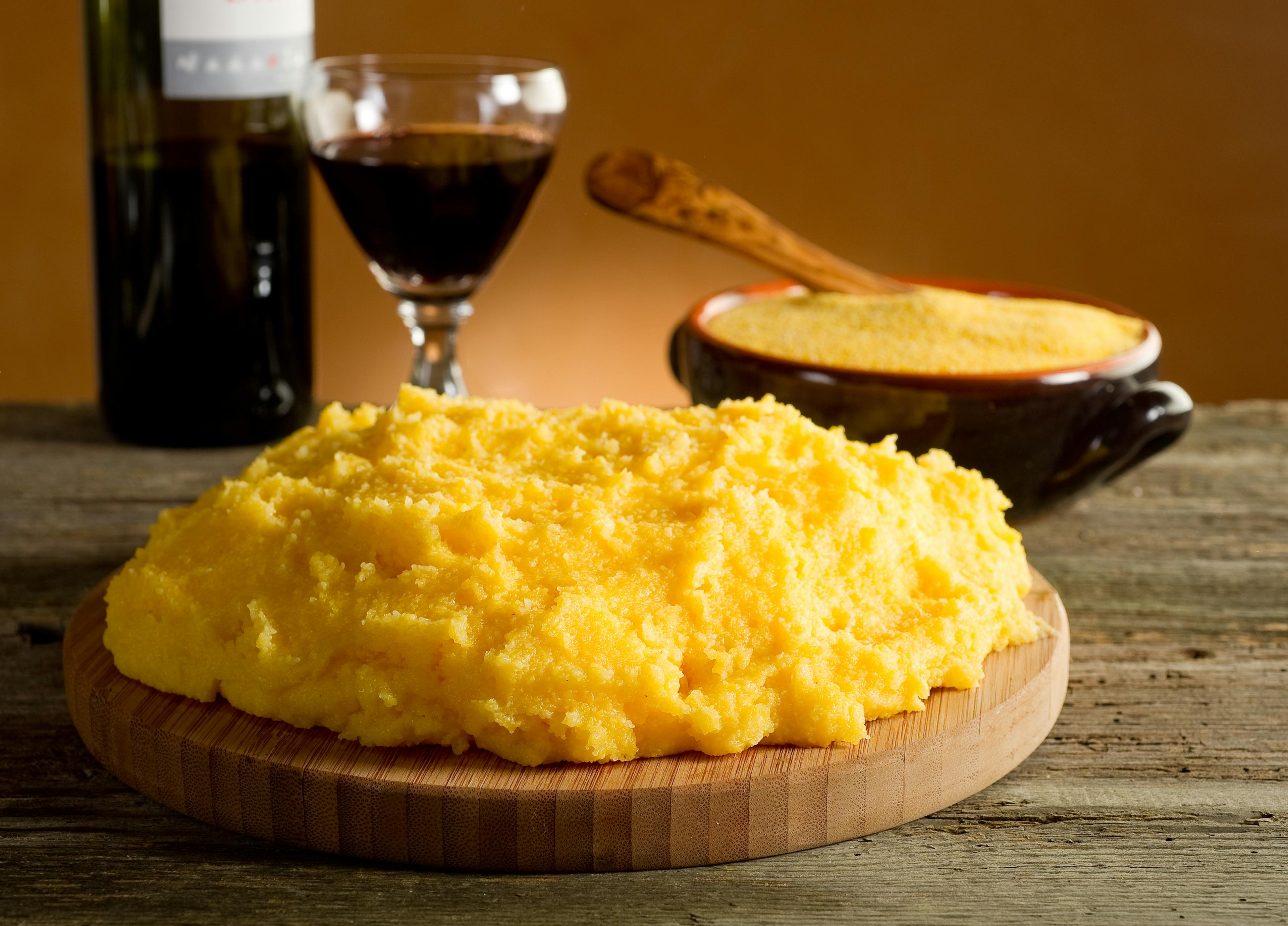 Polenta su tagliere in legno