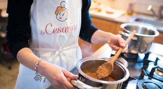 Cesarina prepara il ragù alla bolognese