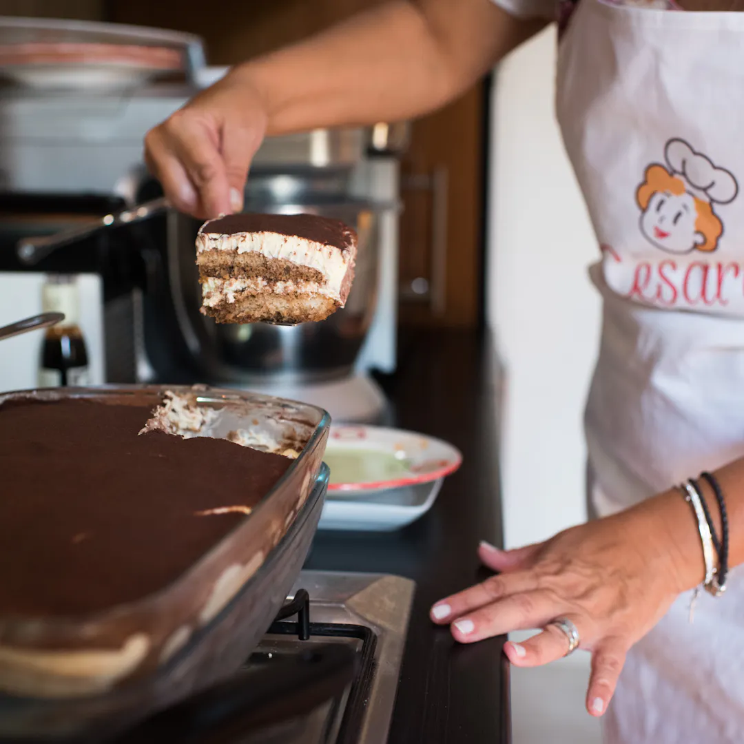 Cesarina mostra una fetta di tiramisù