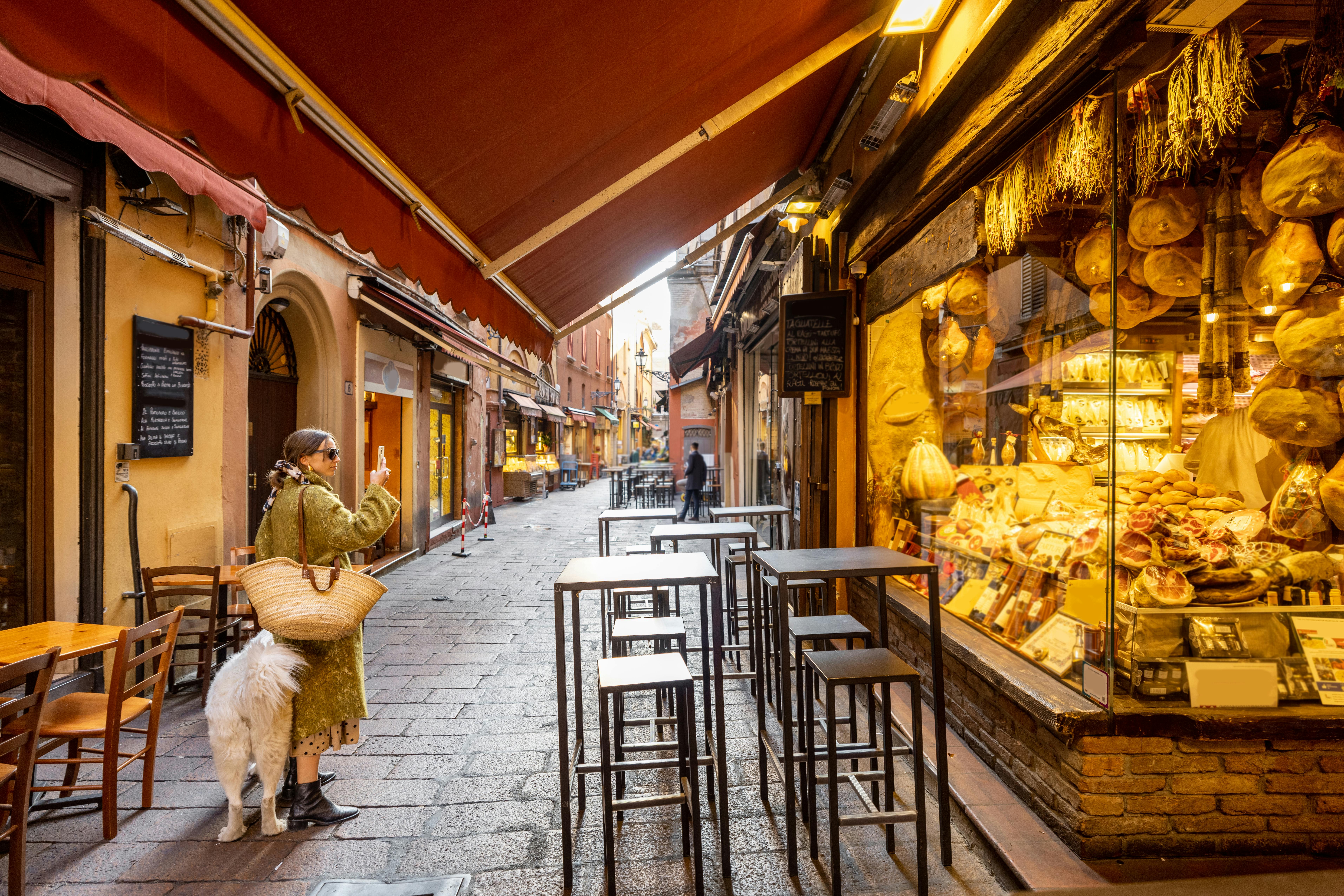 Vista di una via del centro storico di Bologna con la vetrina di un negozio di prodotti tipici