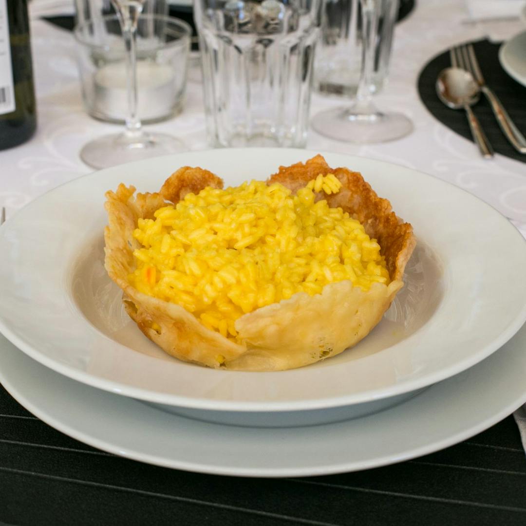 Risotto alla milanese impiattato in cialda di Parmigiano