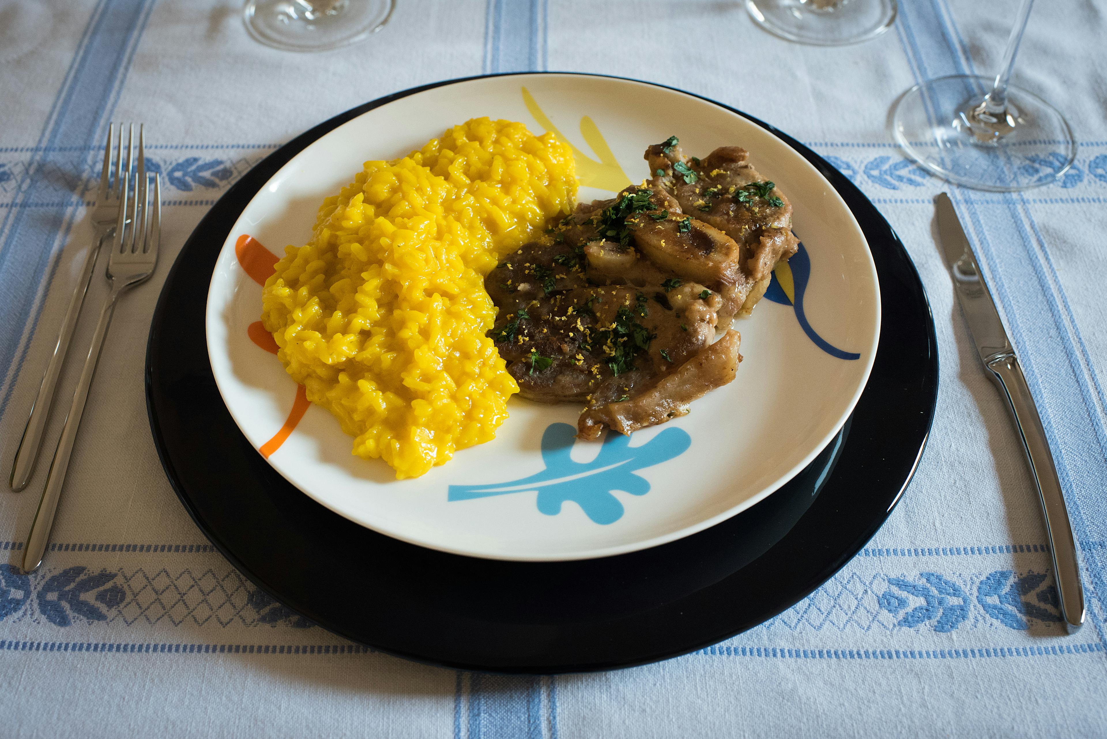 Piatto con riso alla milanese e ossubuco in gremolada