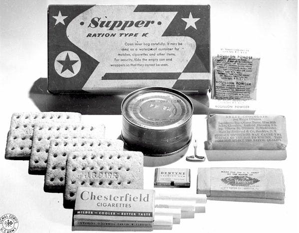 Kit con prodotti dei soldati tra cui la Razione K
