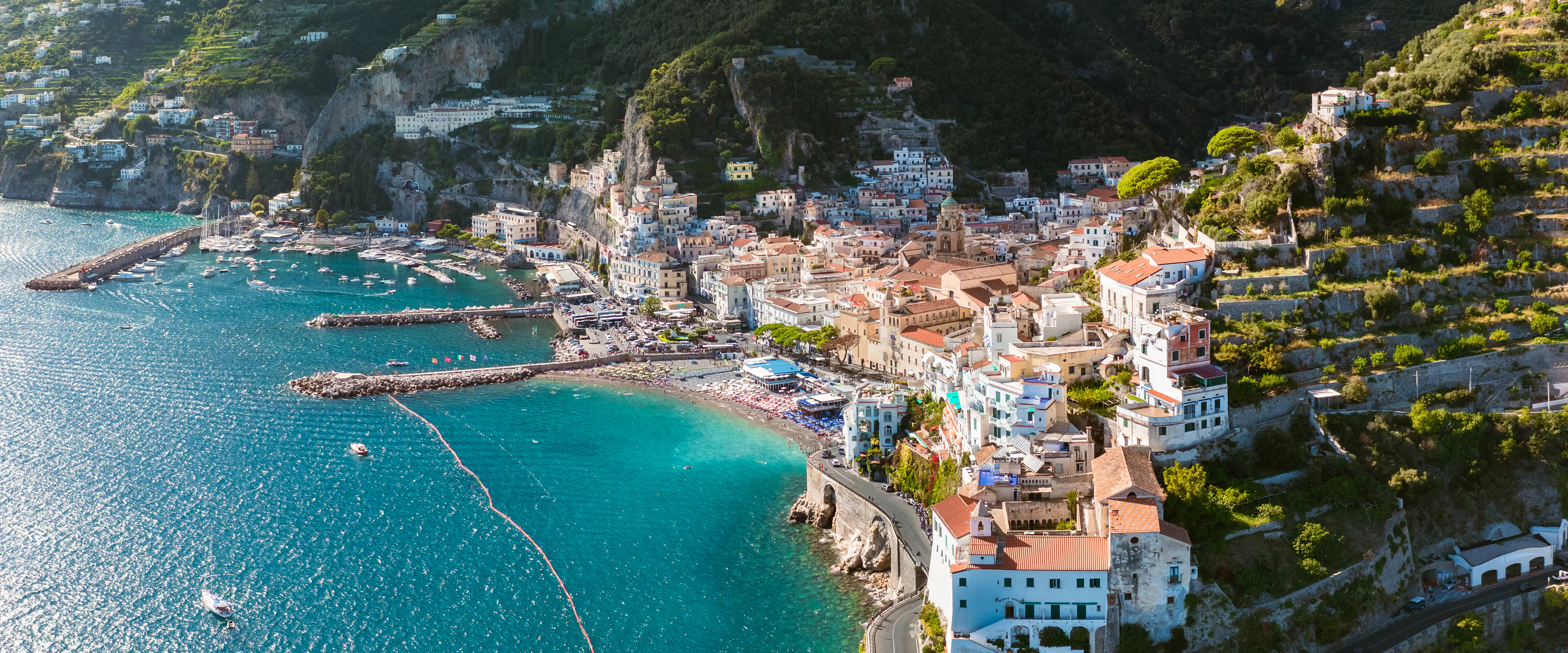 Vista dall'alto della spiaggia della costiera amalfitana