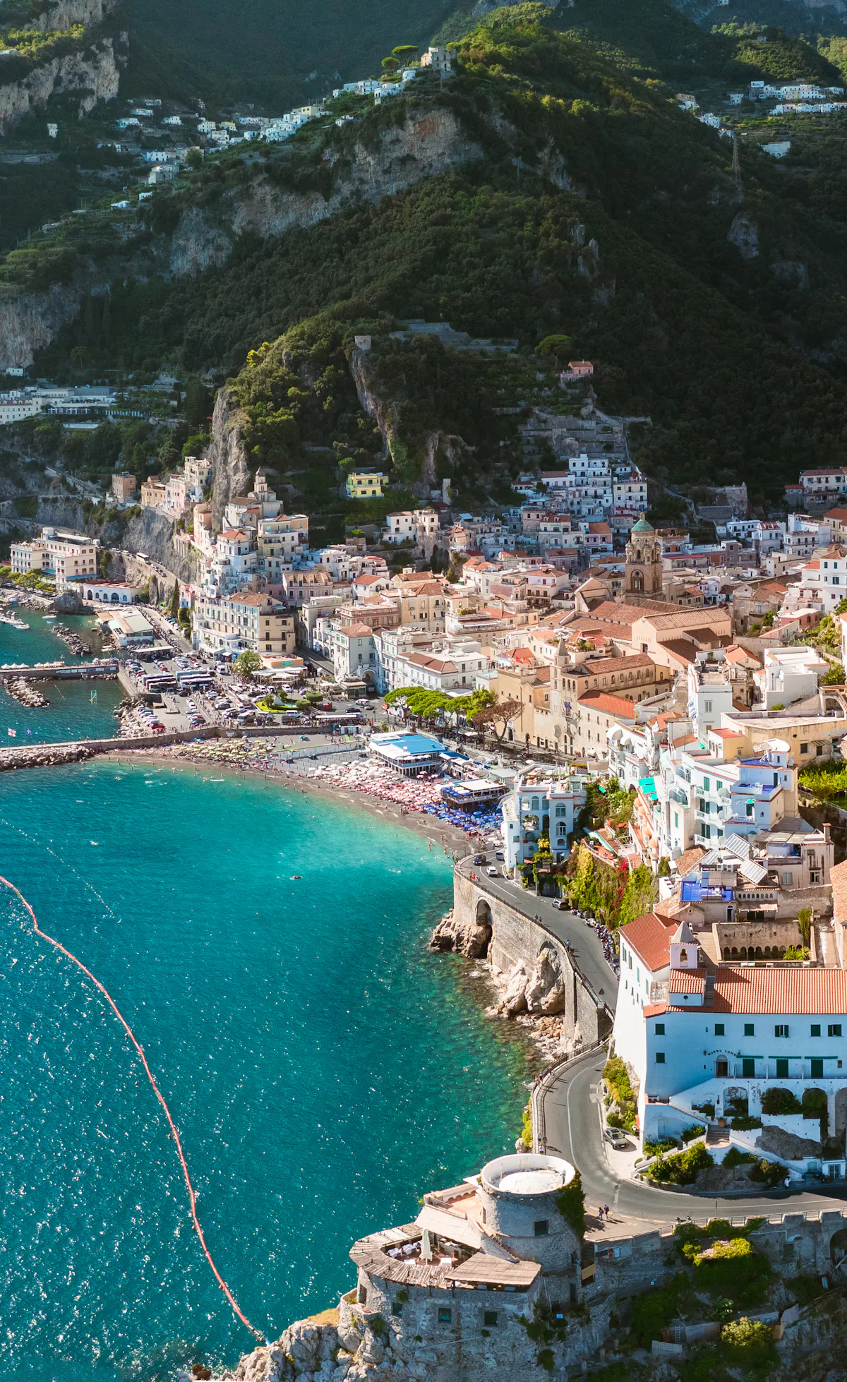 Vista dall'alto della spiaggia della costiera amalfitana