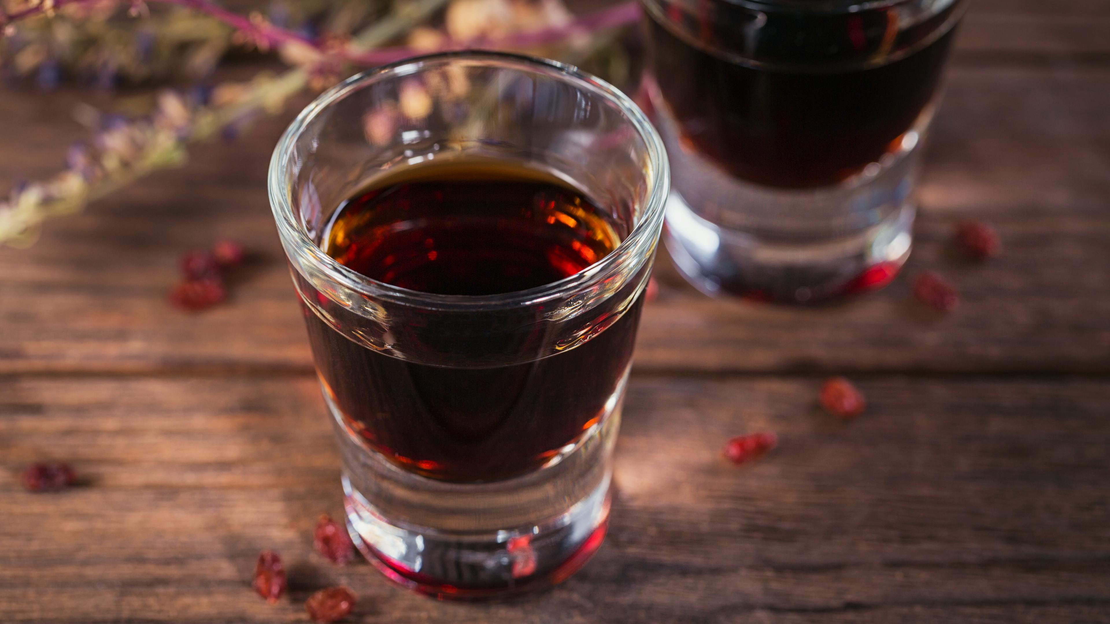 Petit verre de liqueur sur une table