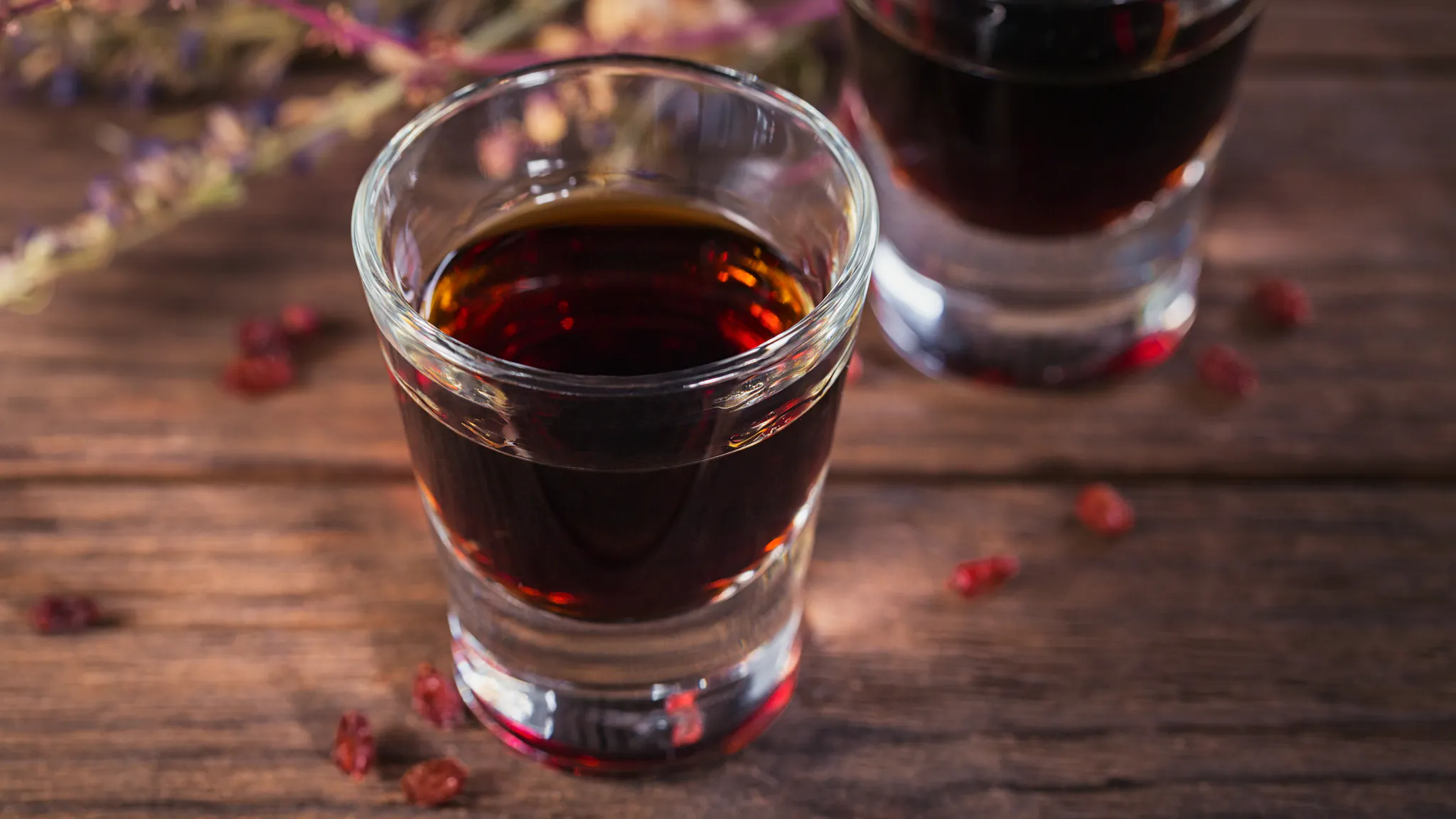 Vasito con licor sobre una mesa