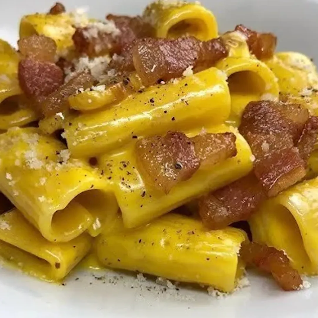 Piatto di maccheroni alla carbonara
