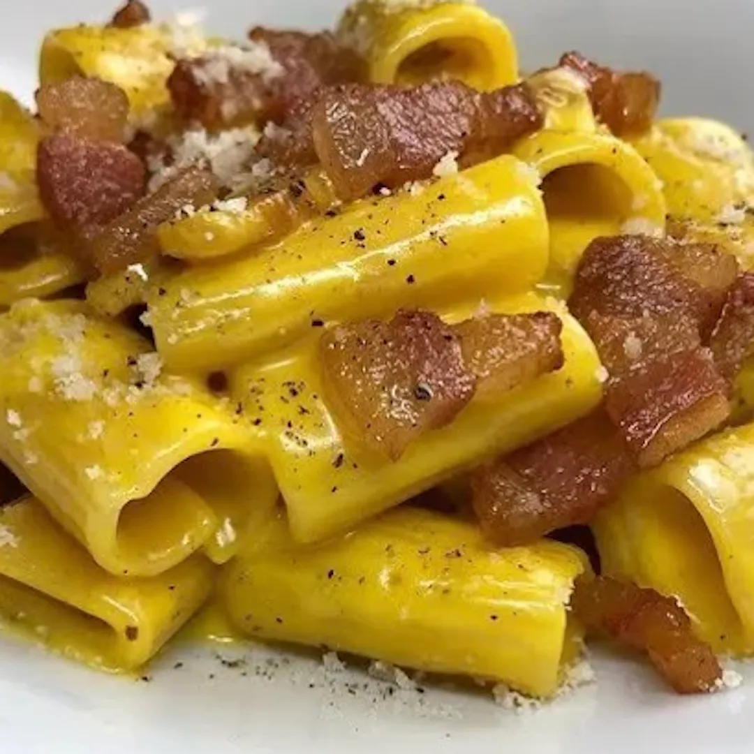Piatto di maccheroni alla carbonara