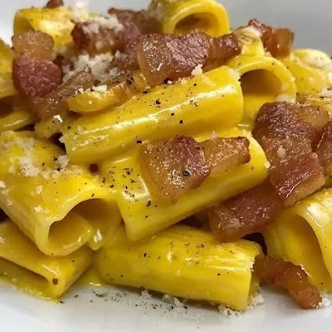 Piatto di maccheroni alla carbonara