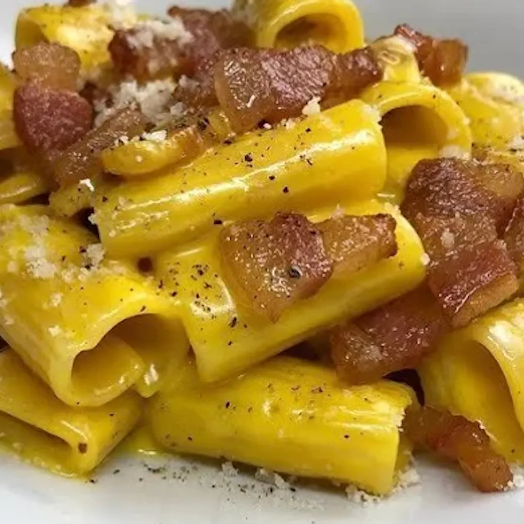 Piatto di maccheroni alla carbonara