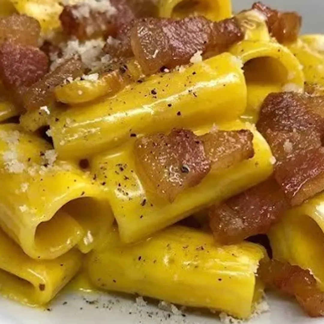 Piatto di maccheroni alla carbonara