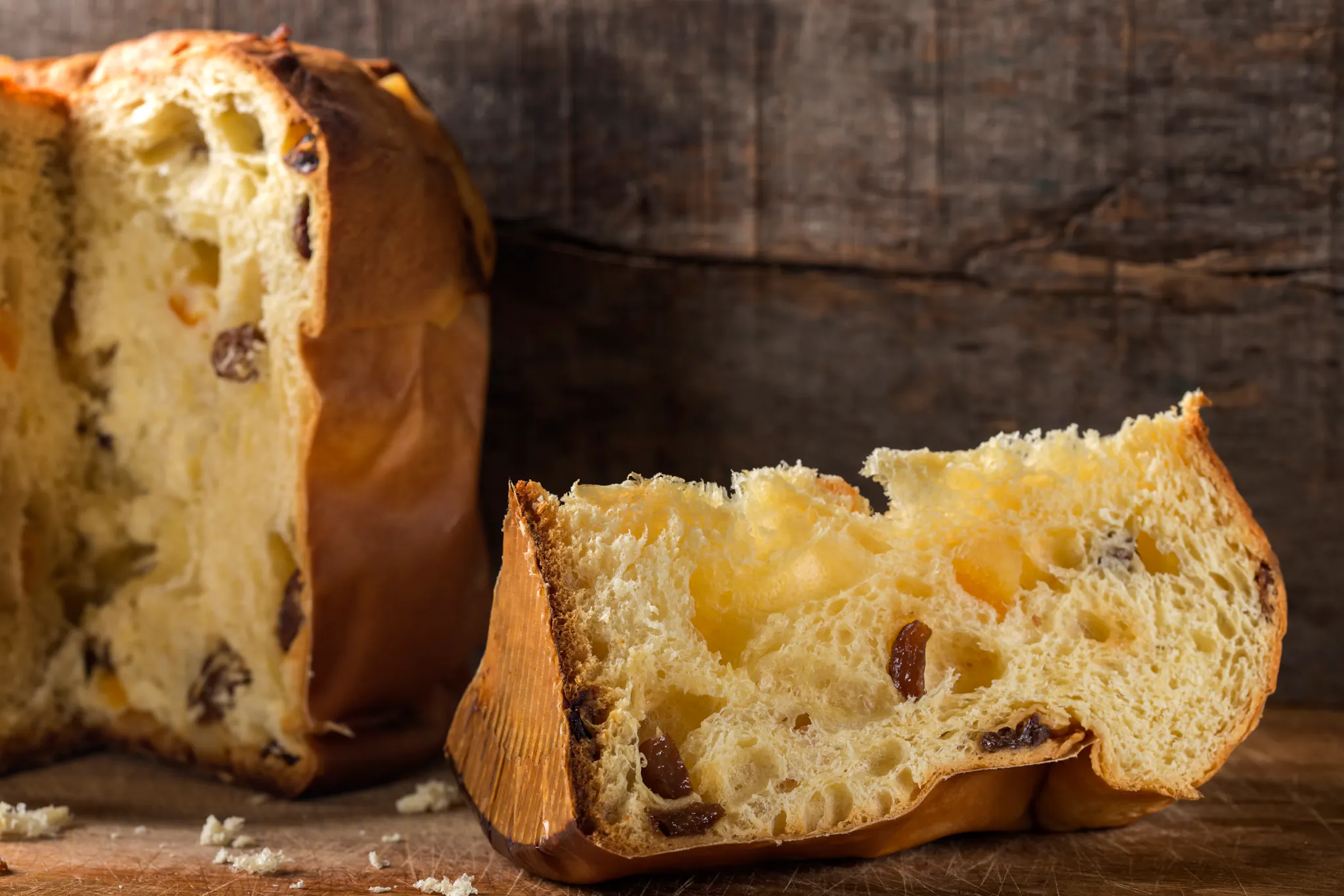 Panettone avec une tranche coupée à côté